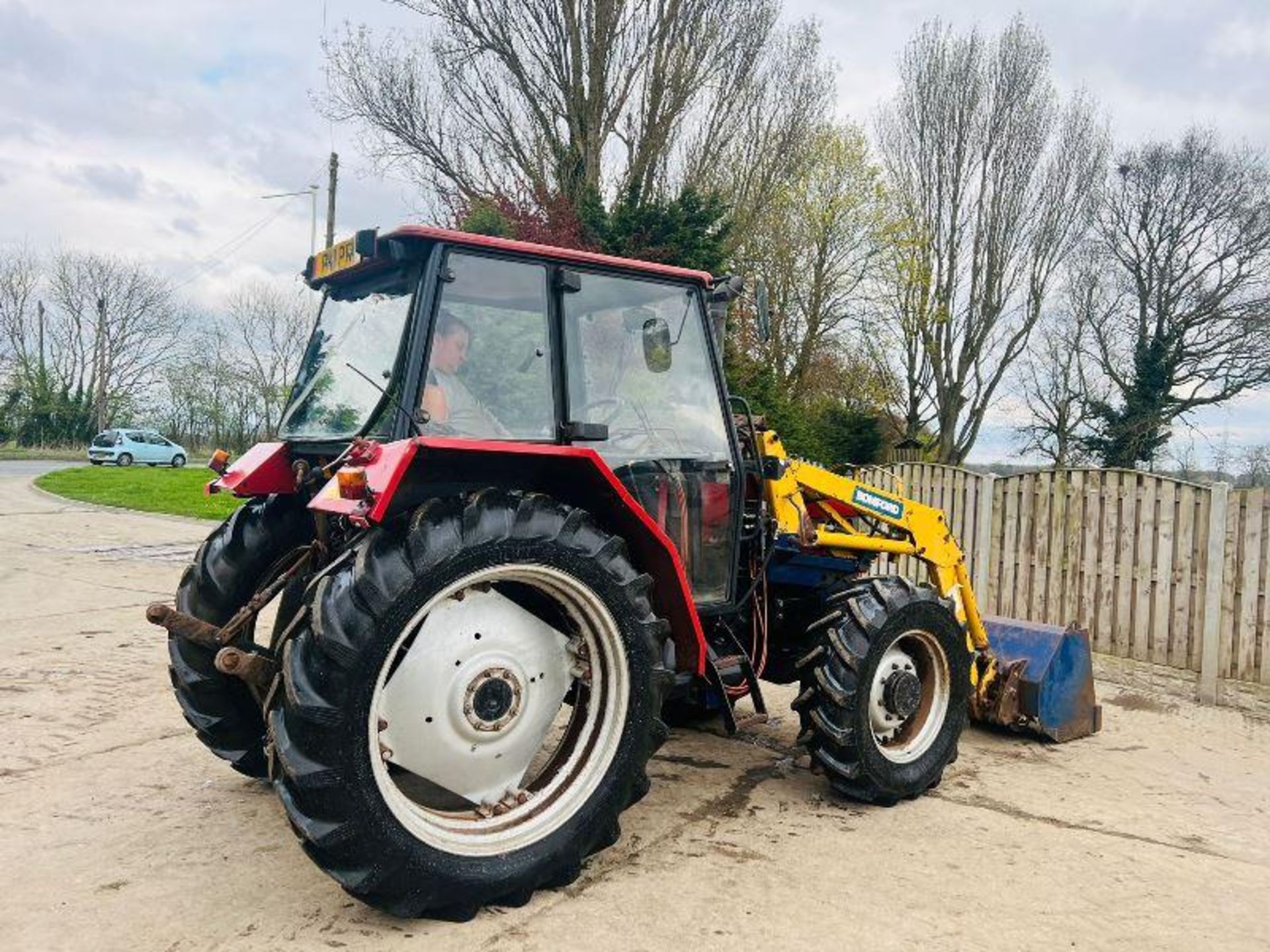 CASE 4240 4WD TRACTOR C/W FRONT LOADER, BUCKET & PALLET TINES - Bild 2 aus 17