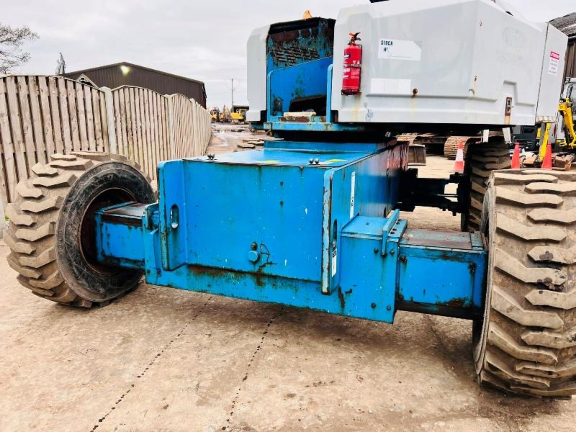 GENIE S85 AIREL PLATFORM * 85 FOOT WORKING HEIGHT * C/W HYDRAULIC PUSH OUT AXLES - Bild 6 aus 17