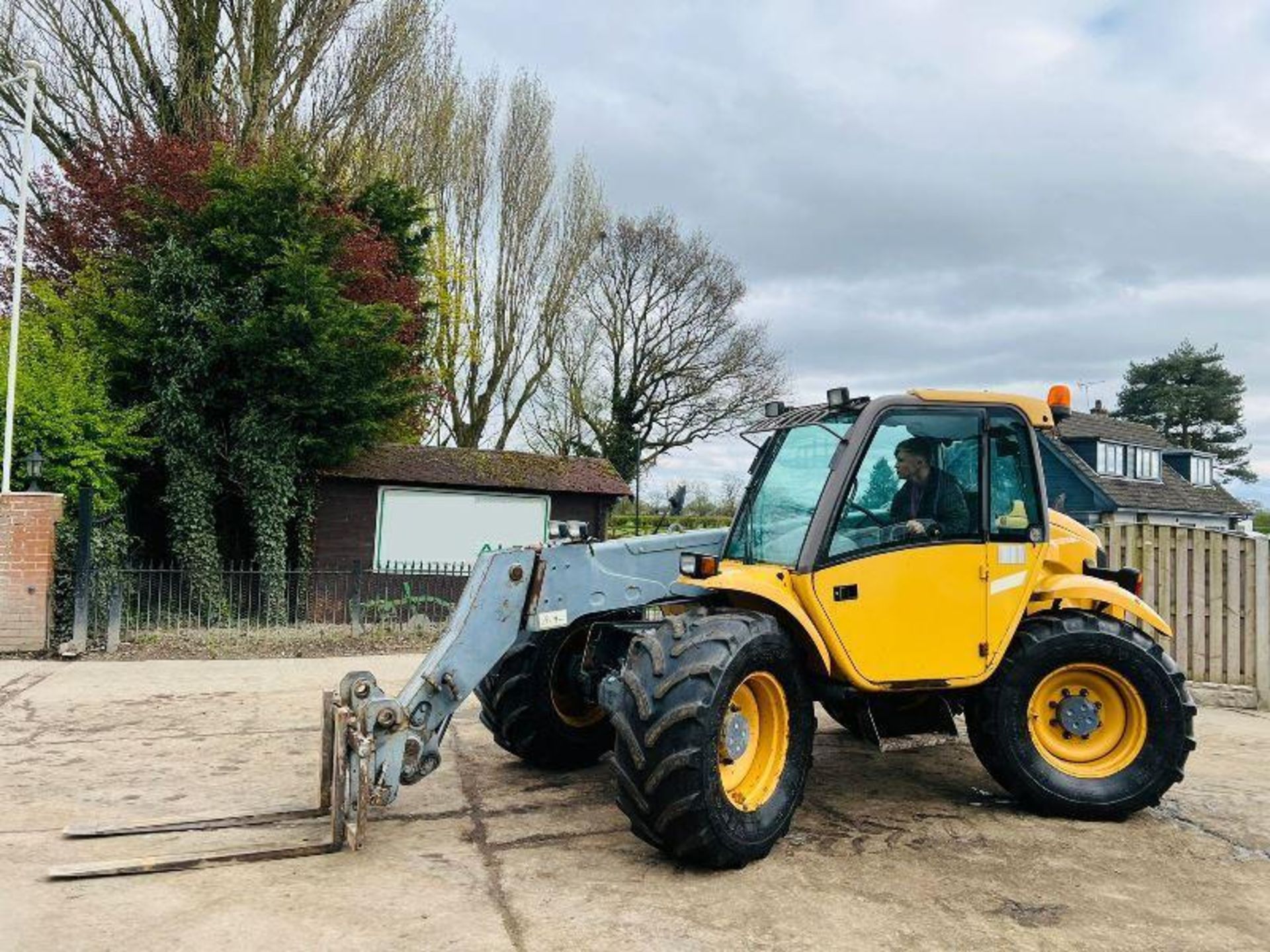 NEW HOLLAND LM430A 4WD TELEHANDLER C/W PALLET TINES - Image 2 of 19