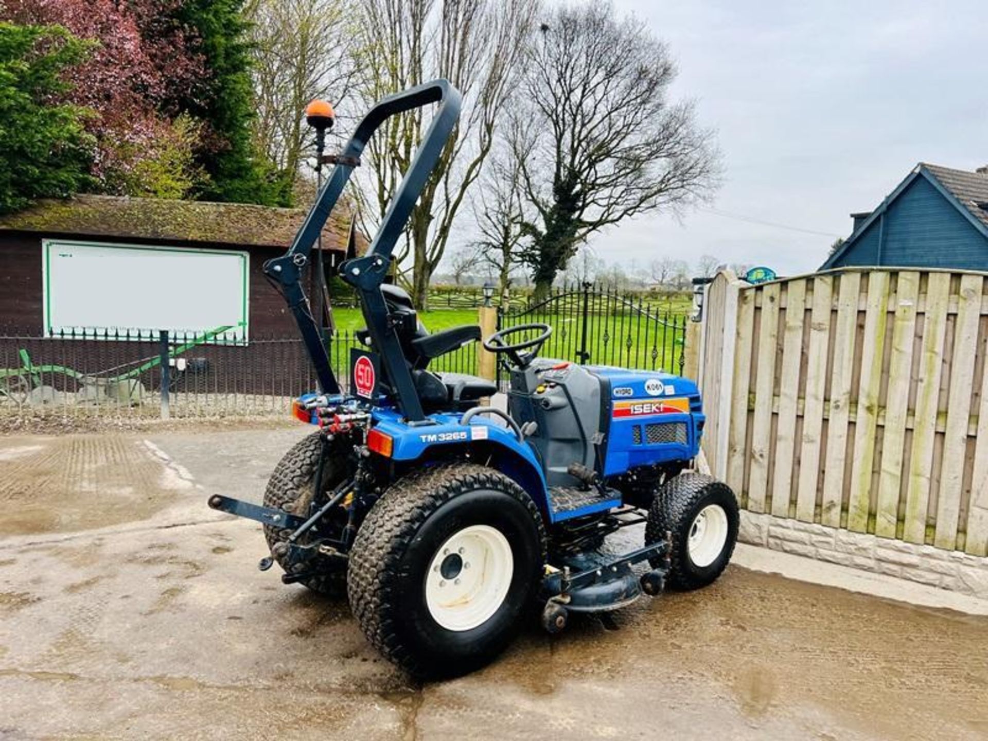 ISEKI TM3265 4WD COMPACT TRACTOR *446 HOURS* C/W MOWER DECK & ROLE BAR - Image 12 of 12
