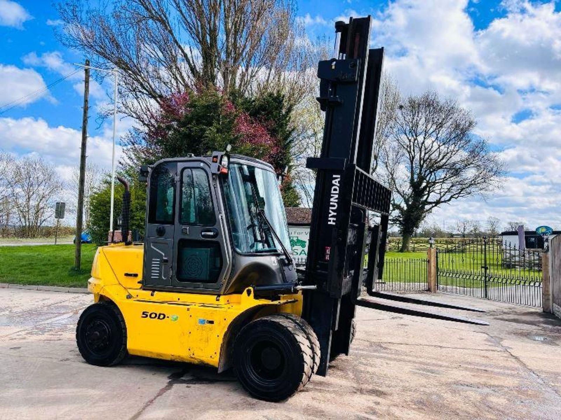 HYUNDAI 50D-9 DIESEL FORKLIFT *YEAR 2016, 5 TON LIFT* C/W SIDE SHIFT - Image 7 of 17