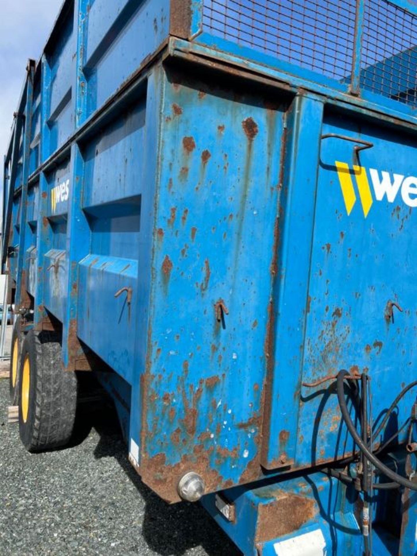 2006 WEST 10TON SILAGE TRAILER - DRAWBAR - AUTO DOOR - Image 8 of 15