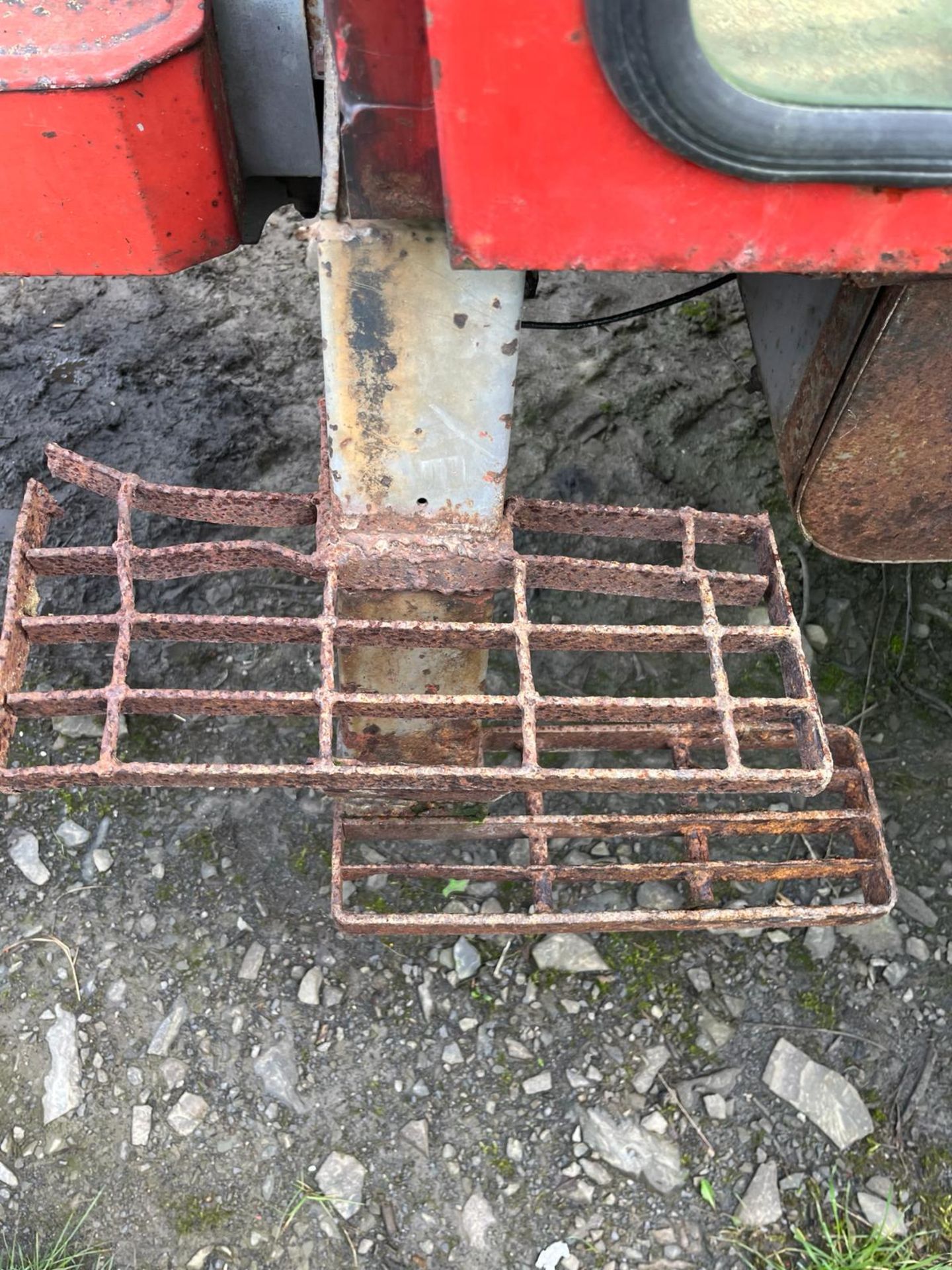 MASSEY FERGUSON 575 TRACTOR - Image 6 of 10