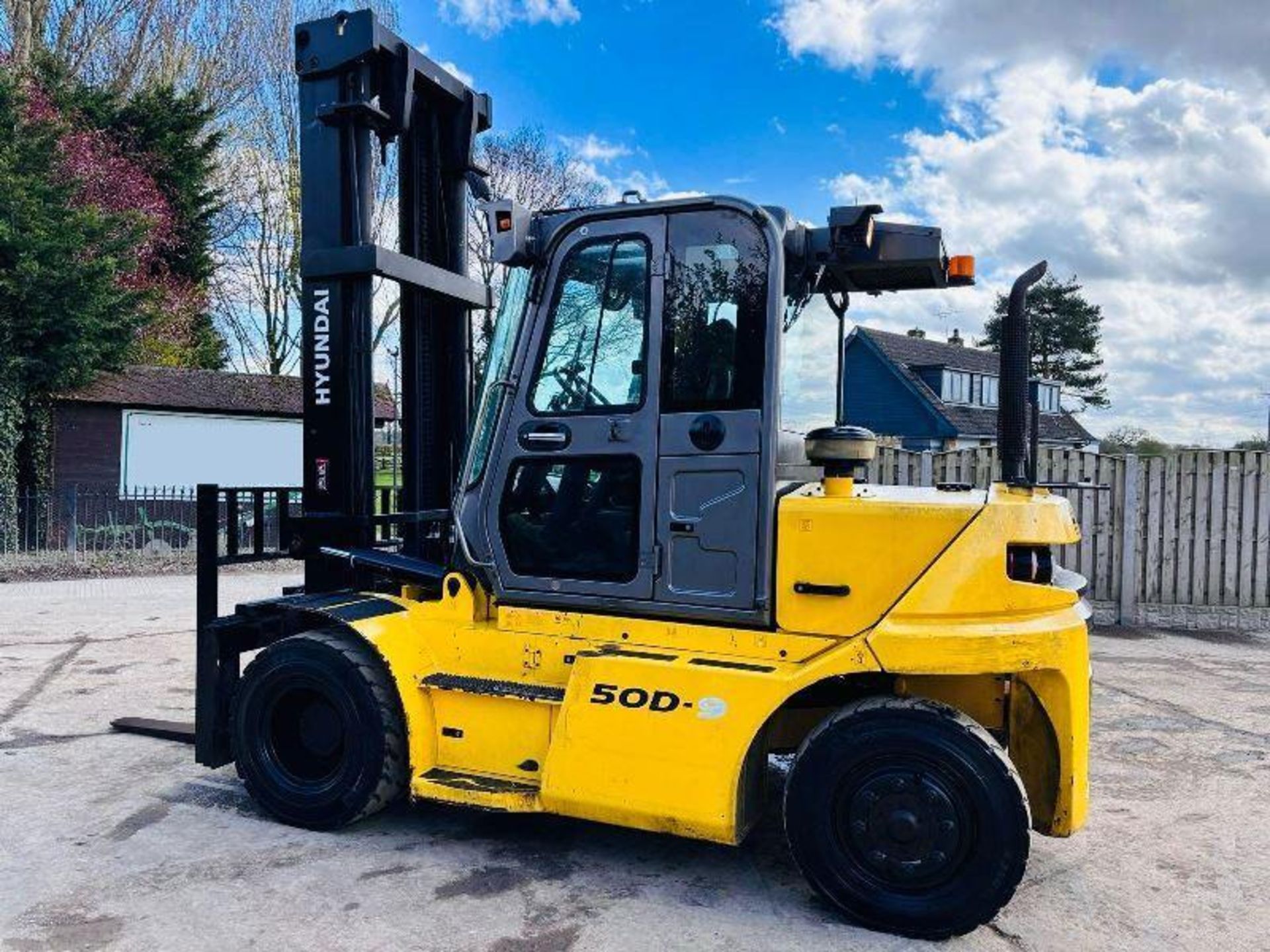 HYUNDAI 50D-9 DIESEL FORKLIFT *YEAR 2016, 5 TON LIFT* C/W SIDE SHIFT - Image 2 of 17