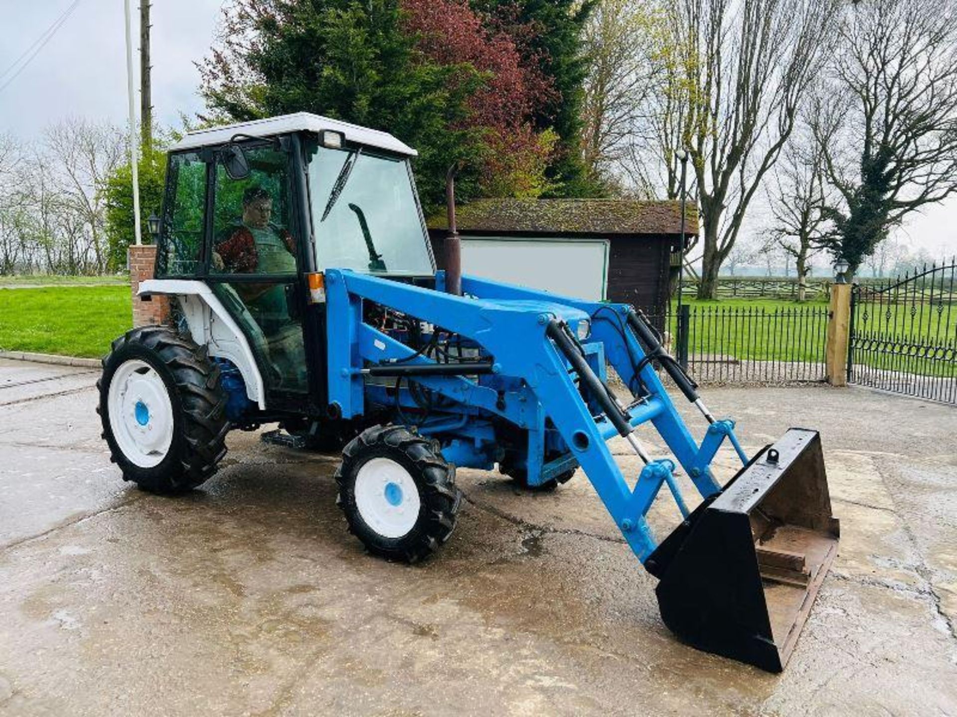 FORD 2120 4WD TRACTOR C/W FRONT LOADER AND BUCKET