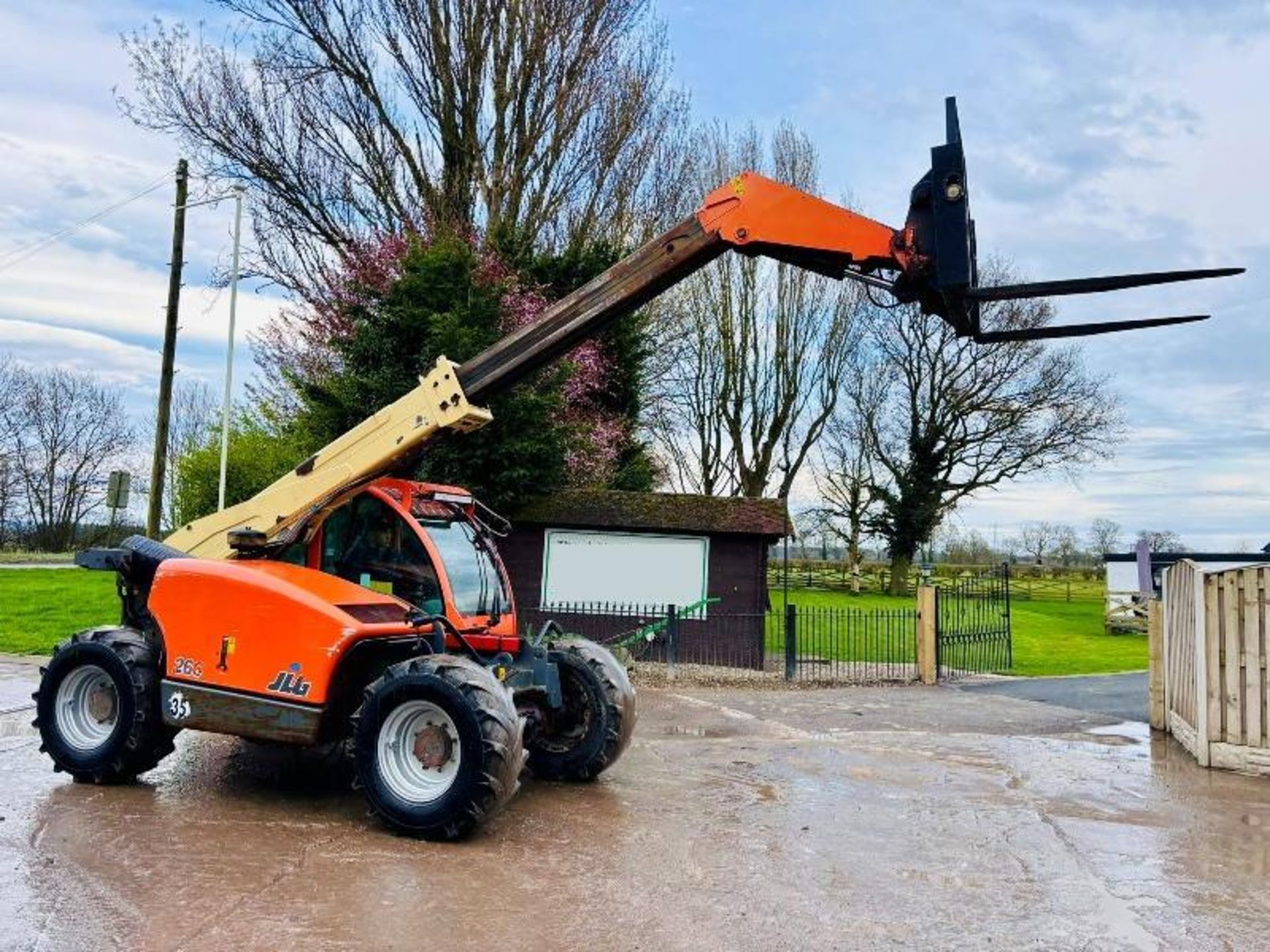 JLG 266 4WD TELEHANDLER *ROAD REGISTERED* C/W PALLET TINES - Image 13 of 15