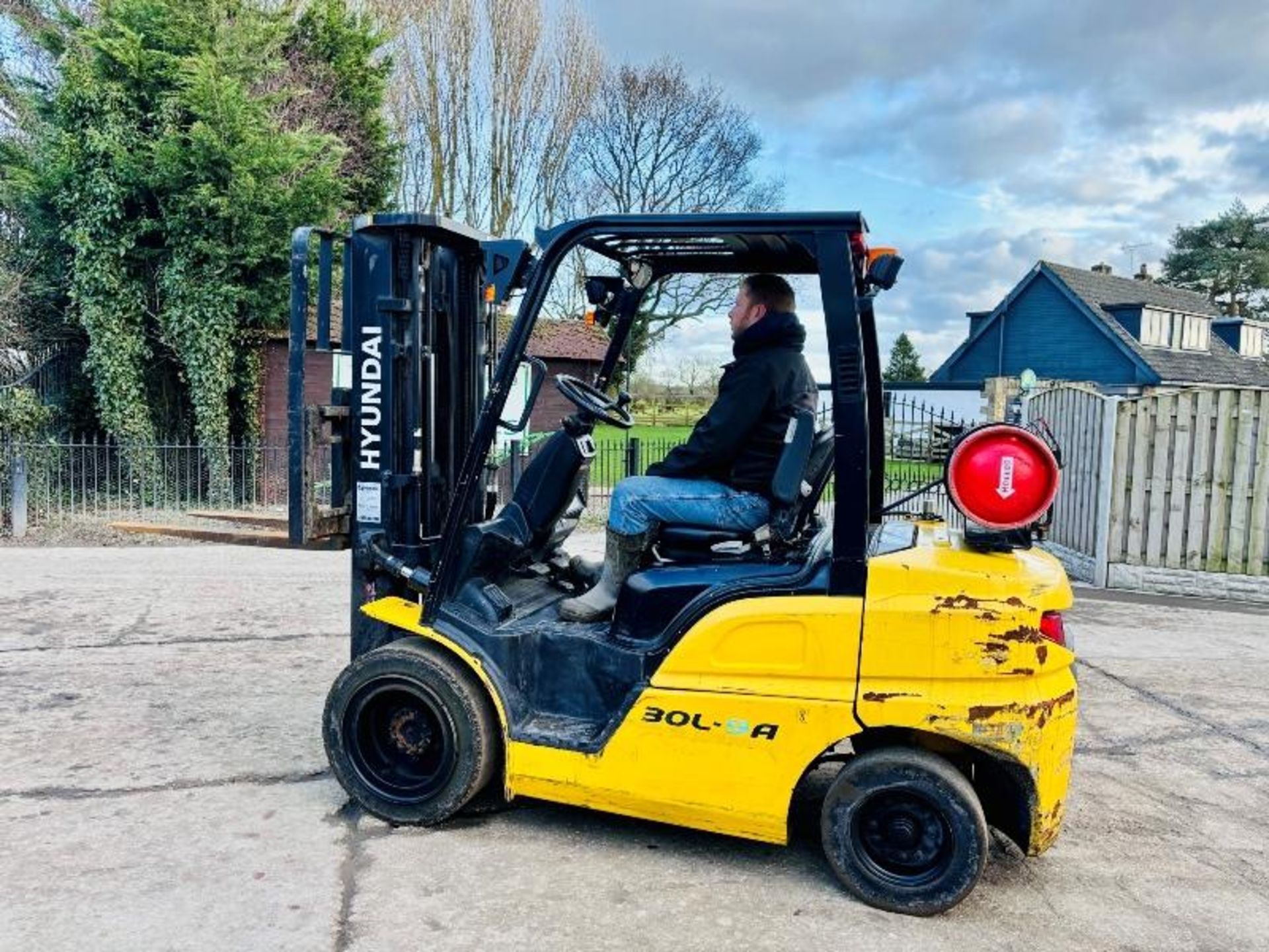 HYUNDAI 25L-9A CONTAINER SPEC FORKLIFT *YEAR 2017, 2956 HOURS* C/W SIDE SHIFT - Image 8 of 16