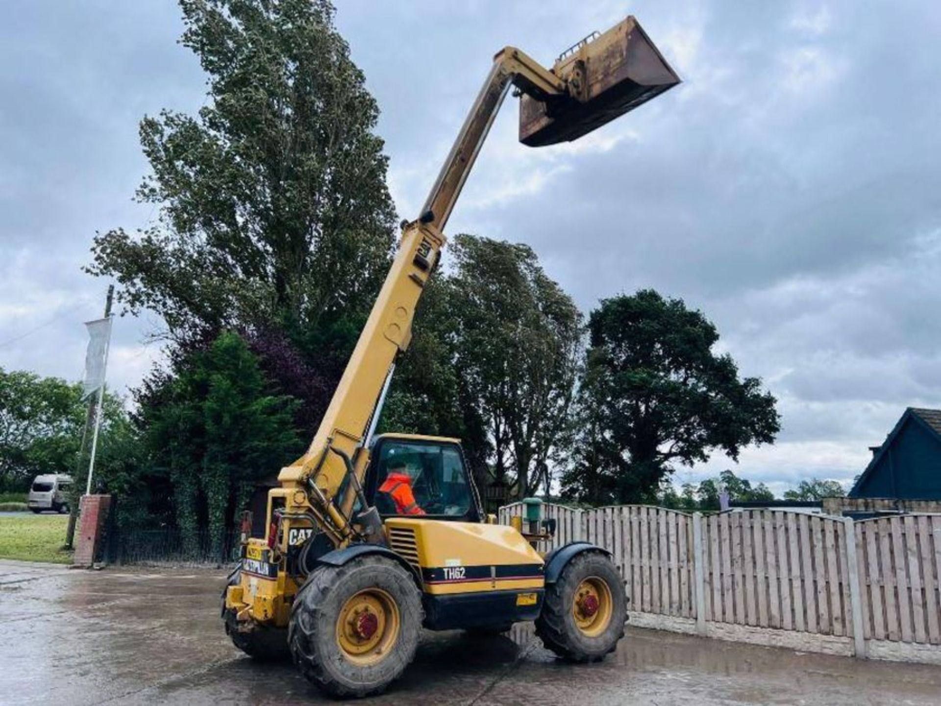 CATERPILLAR TH62 4WD TELEHANDLER *AG-SPEC* C/W PICK UP HITCH - Image 10 of 16