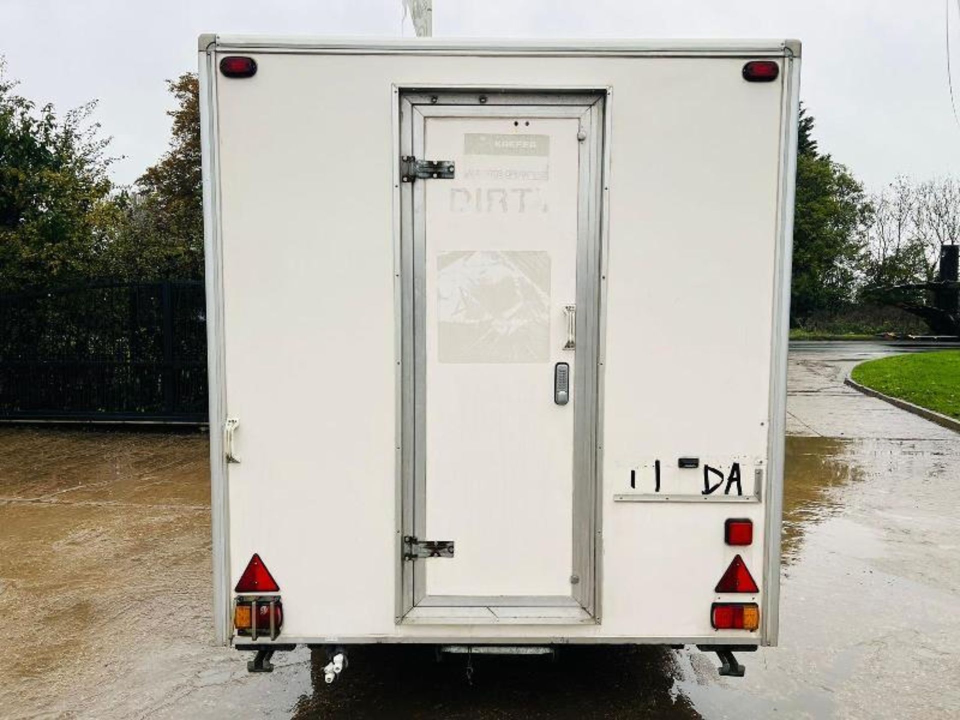 SINGLE AXLE SHOWER BLOCK C/W HONDA GENERATOR - Image 13 of 19