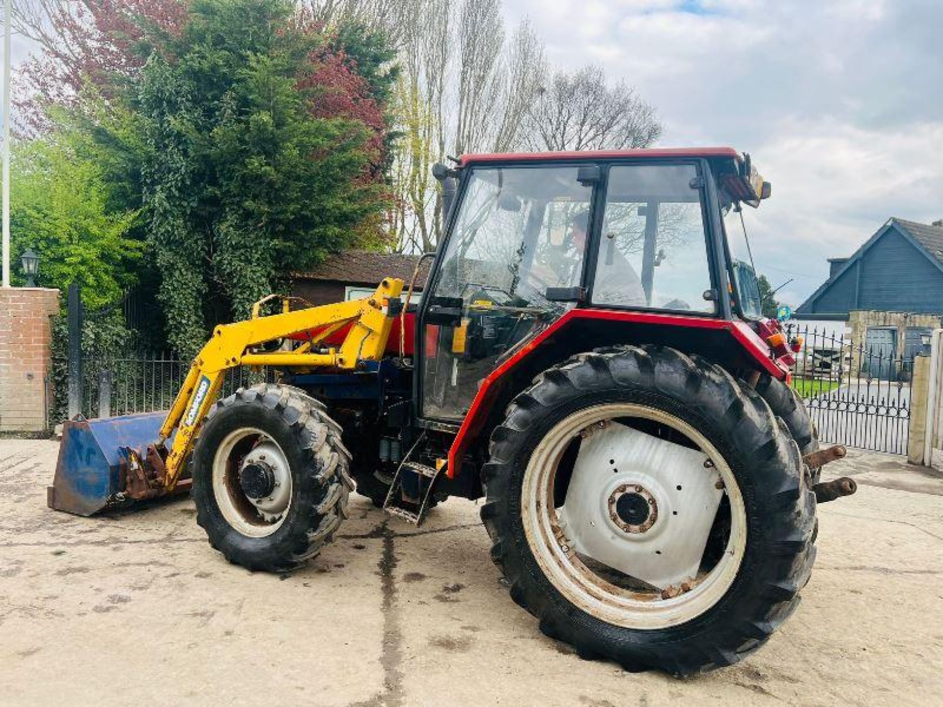 CASE 4240 4WD TRACTOR C/W FRONT LOADER, BUCKET & PALLET TINES - Image 6 of 17