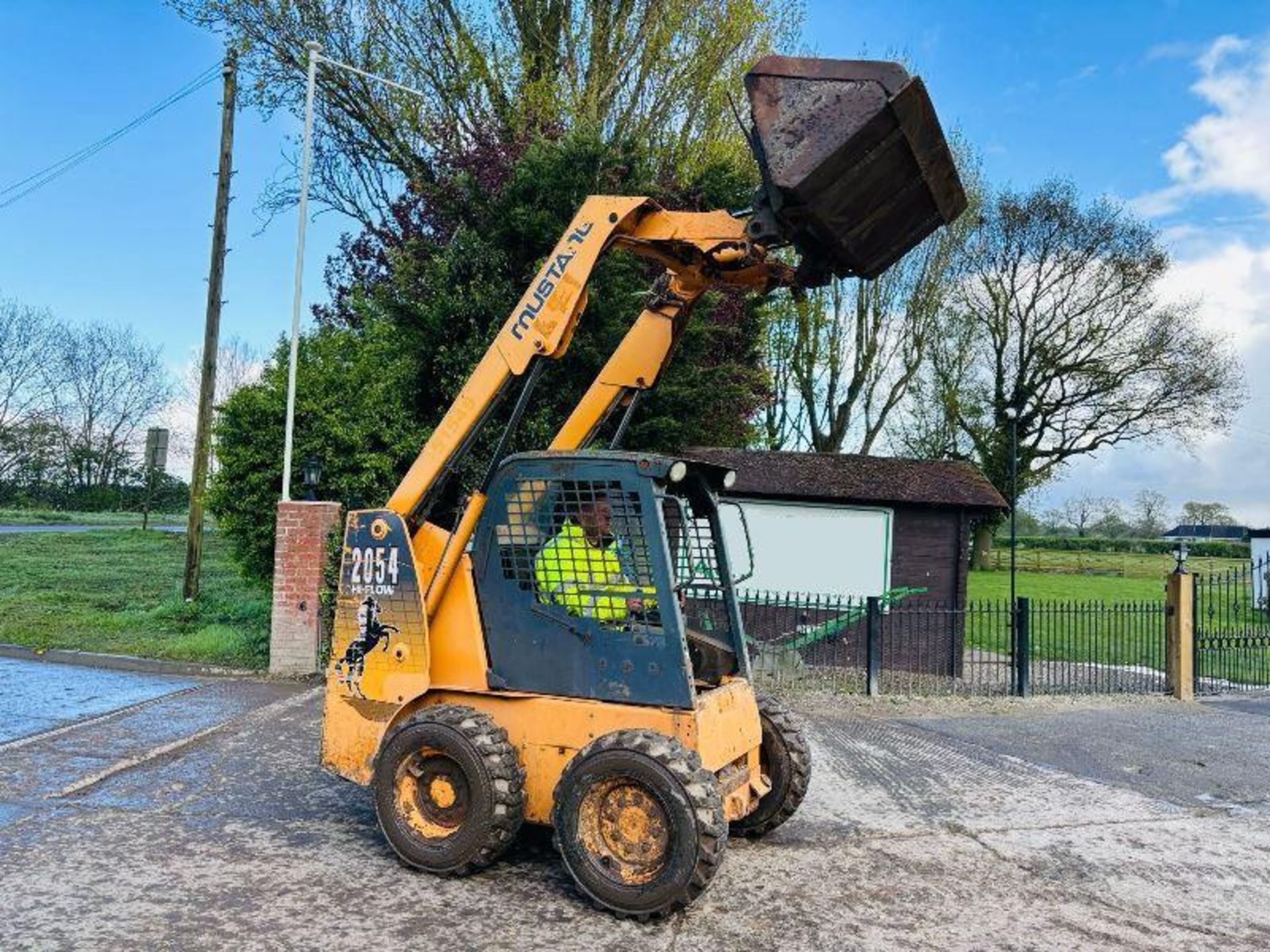 MUSTANG 2054 HI-FLOW SKIDSTEER C/W BUCKET  - Image 2 of 14