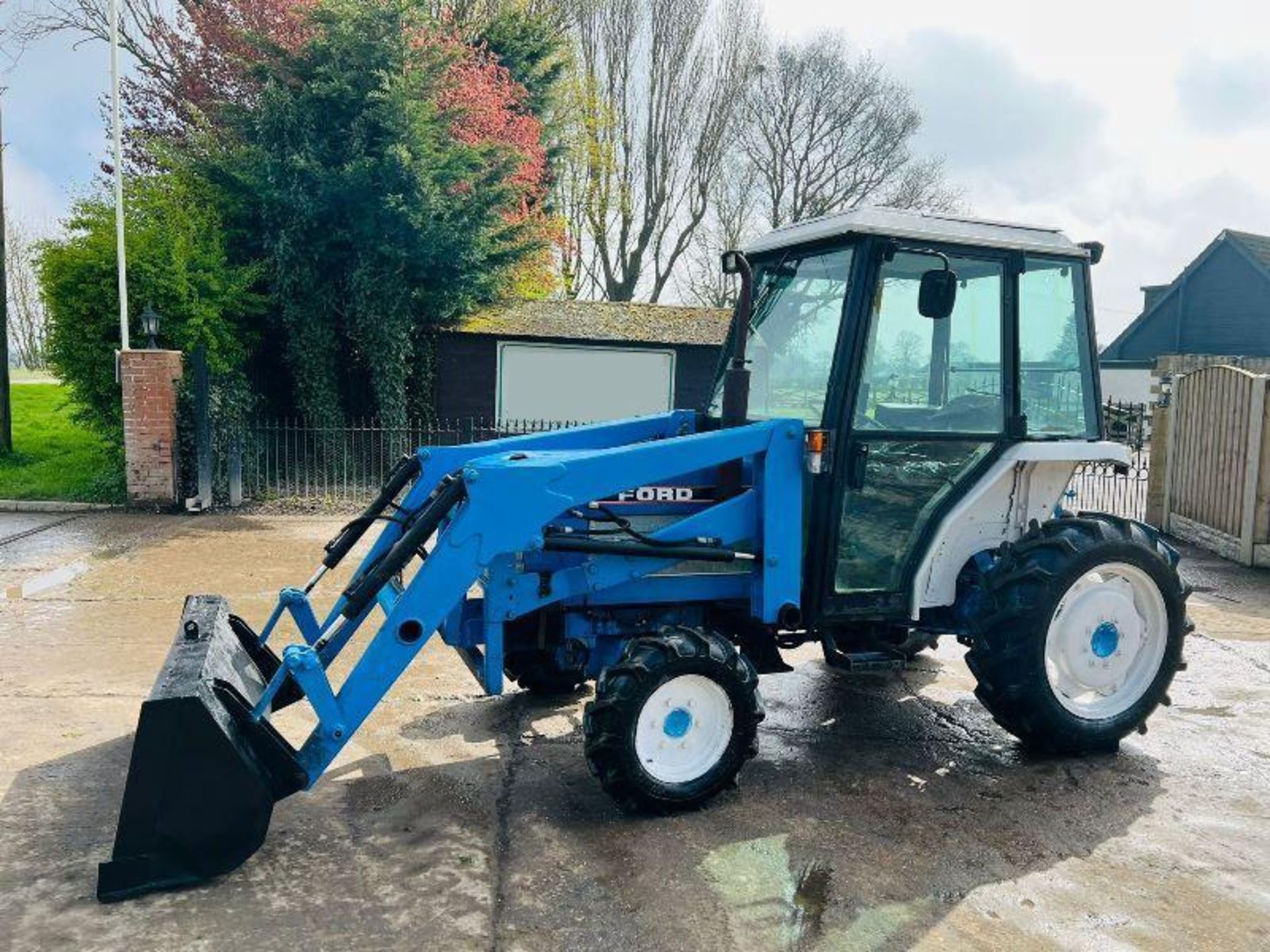 FORD 2120 4WD TRACTOR C/W FRONT LOADER AND BUCKET - Bild 18 aus 18