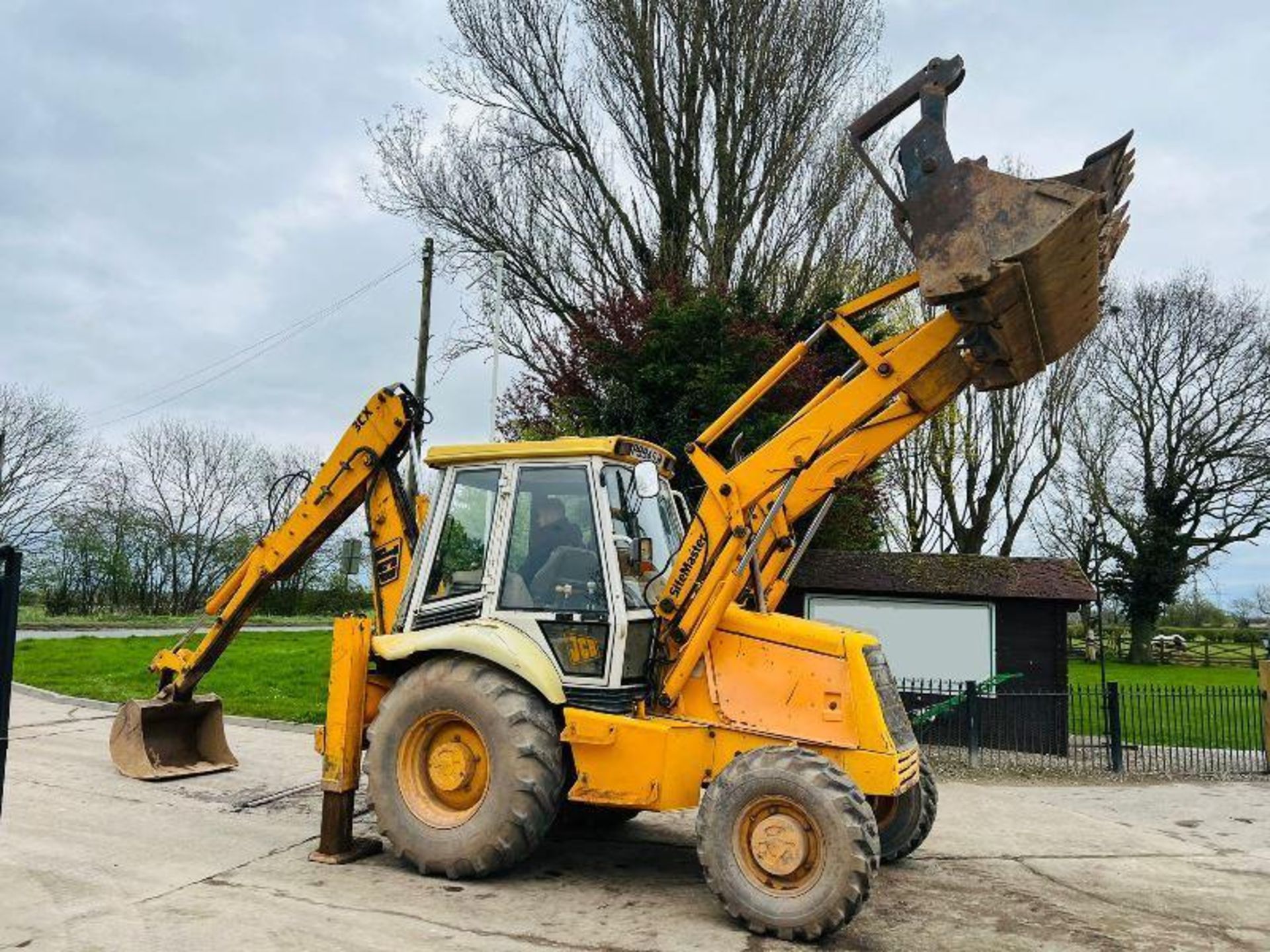 JCB 3CX 4WD PROJECT 8 BACKHOE DIGGER C/W EXTENDING DIG - Image 2 of 19