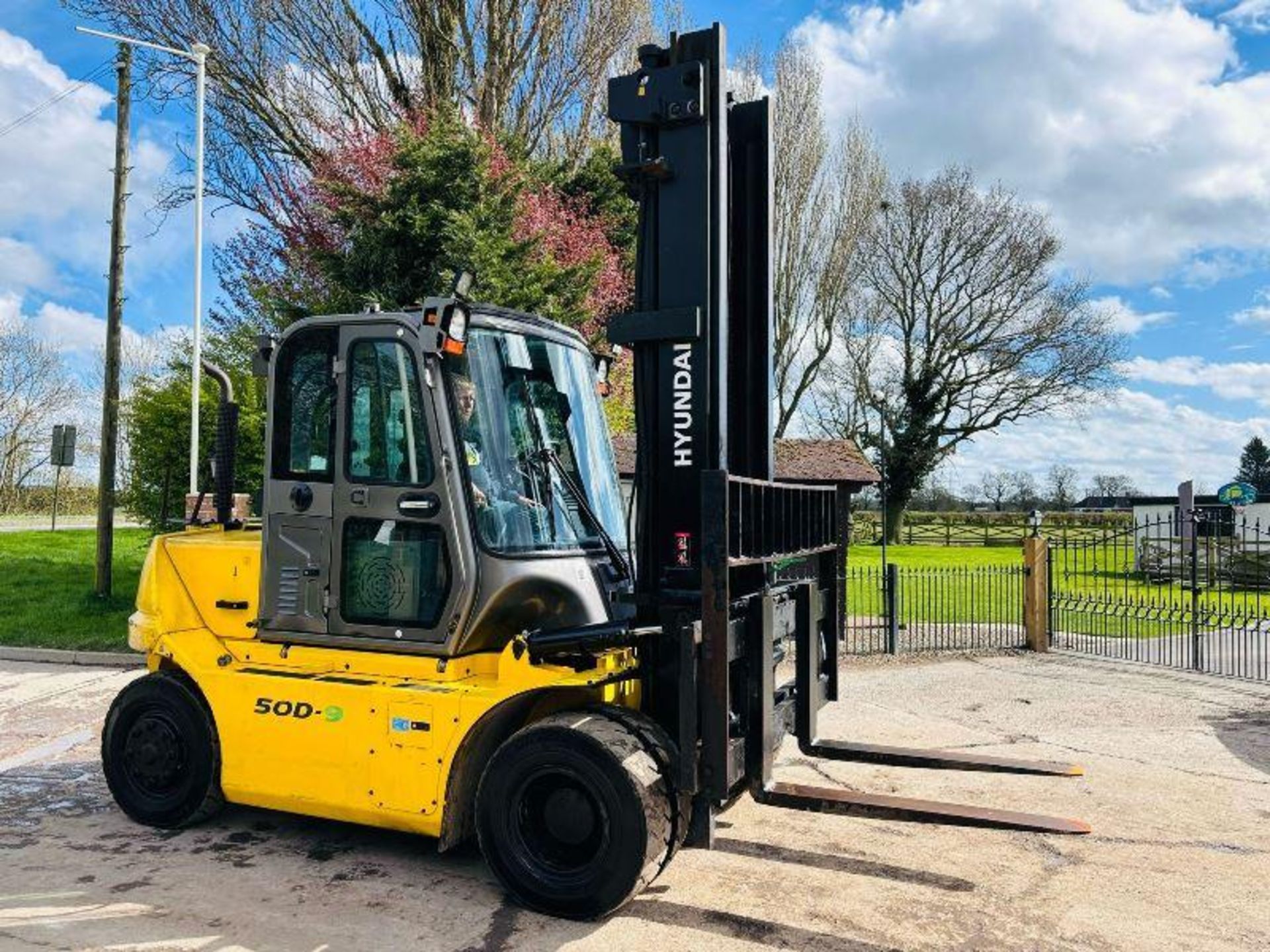 HYUNDAI 50D-9 DIESEL FORKLIFT *YEAR 2016, 5 TON LIFT* C/W SIDE SHIFT - Image 11 of 19