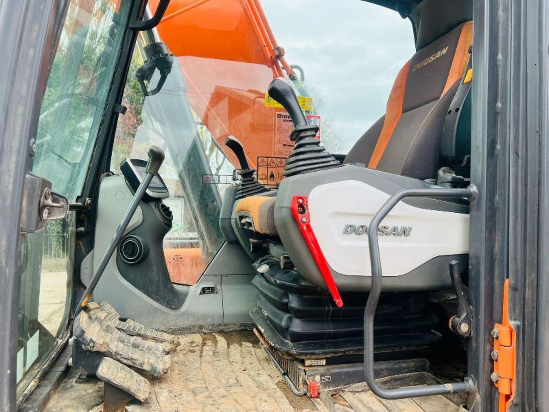 DOOSAN DX140LCR TRACKED EXCAVATOR *YEAR 2015* C/W QUICK HITCH & BUCKET - Bild 7 aus 19