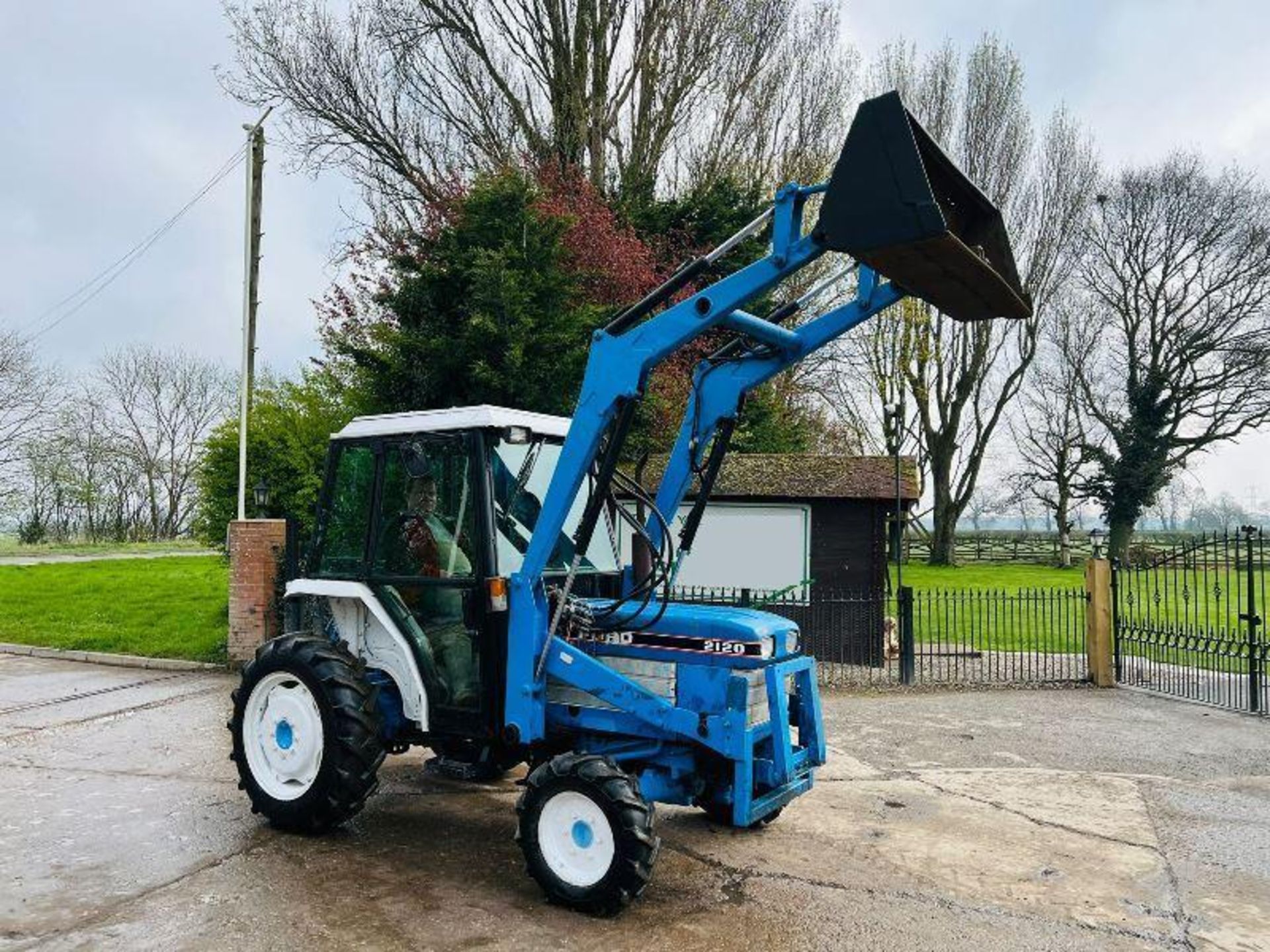 FORD 2120 4WD TRACTOR C/W FRONT LOADER AND BUCKET - Bild 16 aus 18