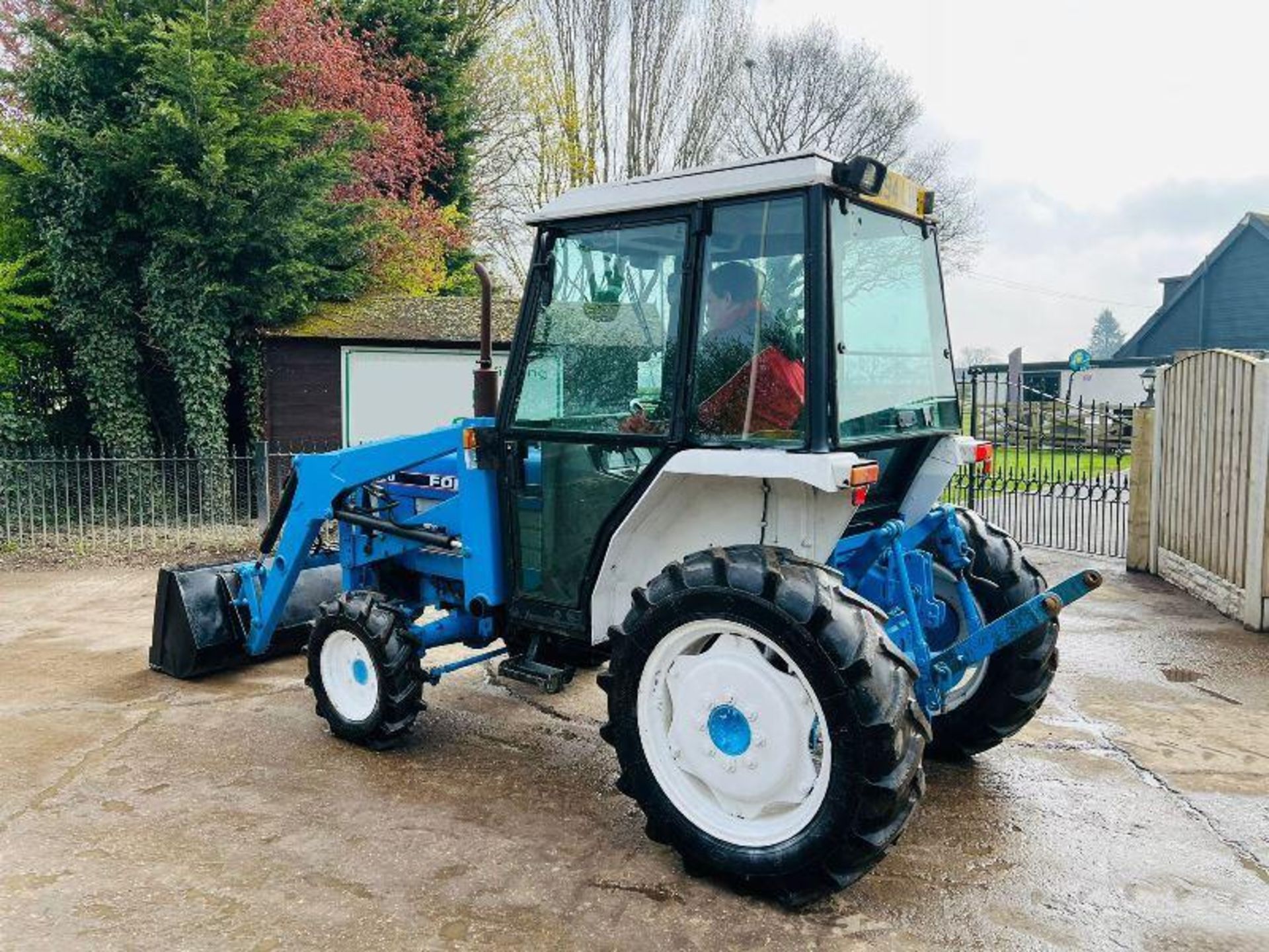 FORD 2120 4WD TRACTOR C/W FRONT LOADER AND BUCKET - Bild 3 aus 18