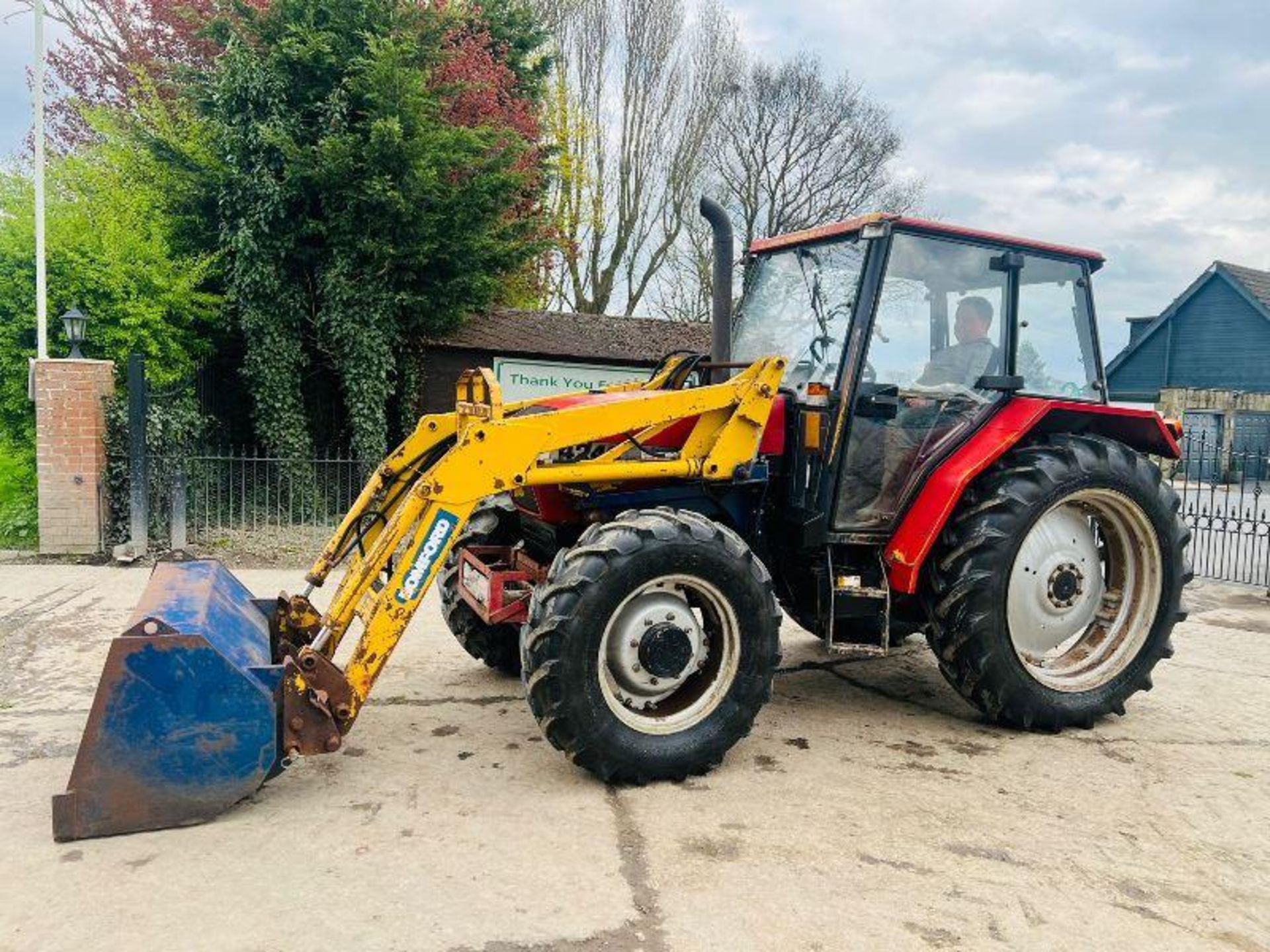 CASE 4240 4WD TRACTOR C/W FRONT LOADER, BUCKET & PALLET TINES