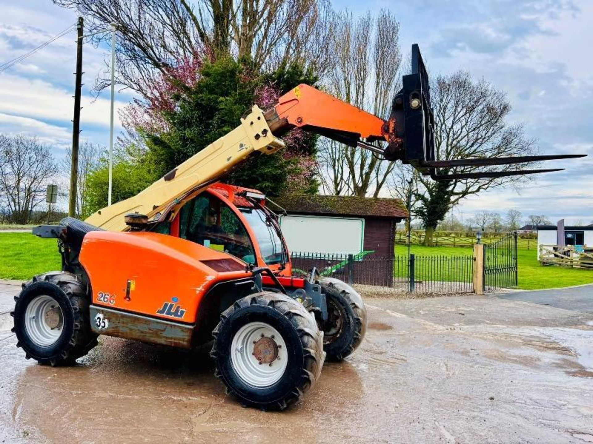 JLG 266 4WD TELEHANDLER *ROAD REGISTERED* C/W PALLET TINES