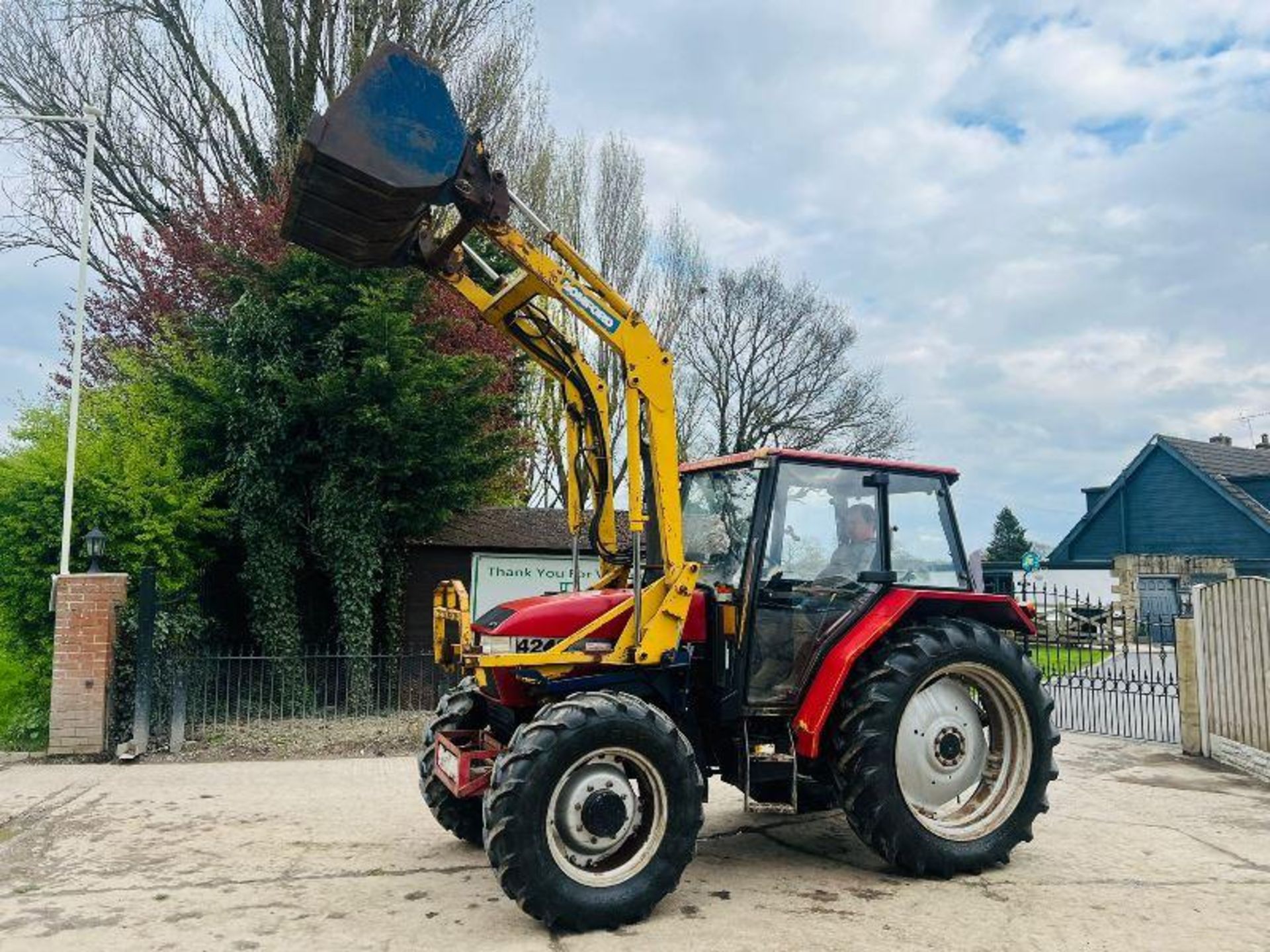 CASE 4240 4WD TRACTOR C/W FRONT LOADER, BUCKET & PALLET TINES - Image 11 of 17