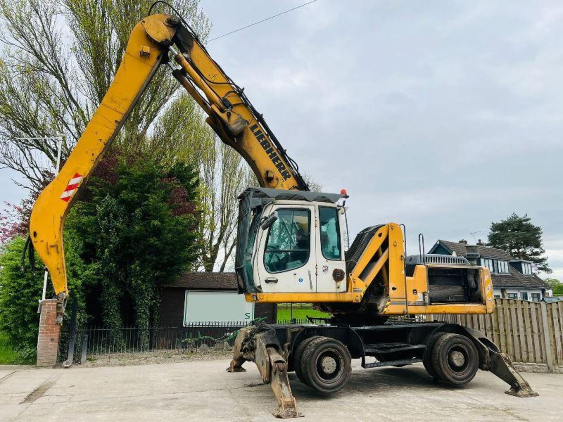 LIEBHERR 924 HIGH RISE CABIN SCRAP HANDLER *YEAR 2010* - Image 2 of 17