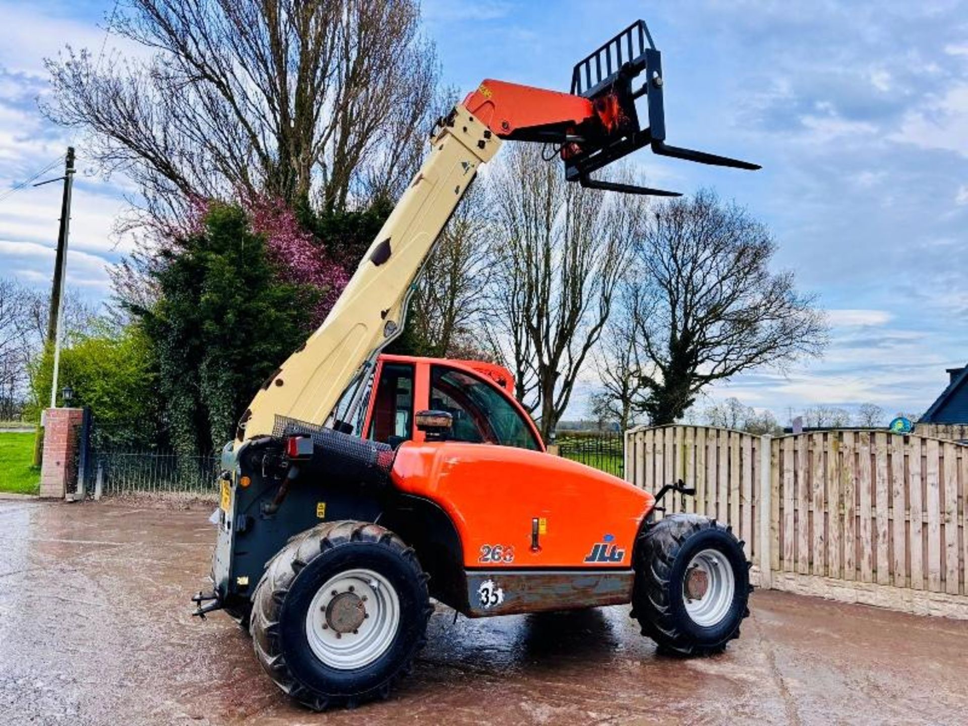 JLG 266 4WD TELEHANDLER *ROAD REGISTERED* C/W PALLET TINES - Image 8 of 15