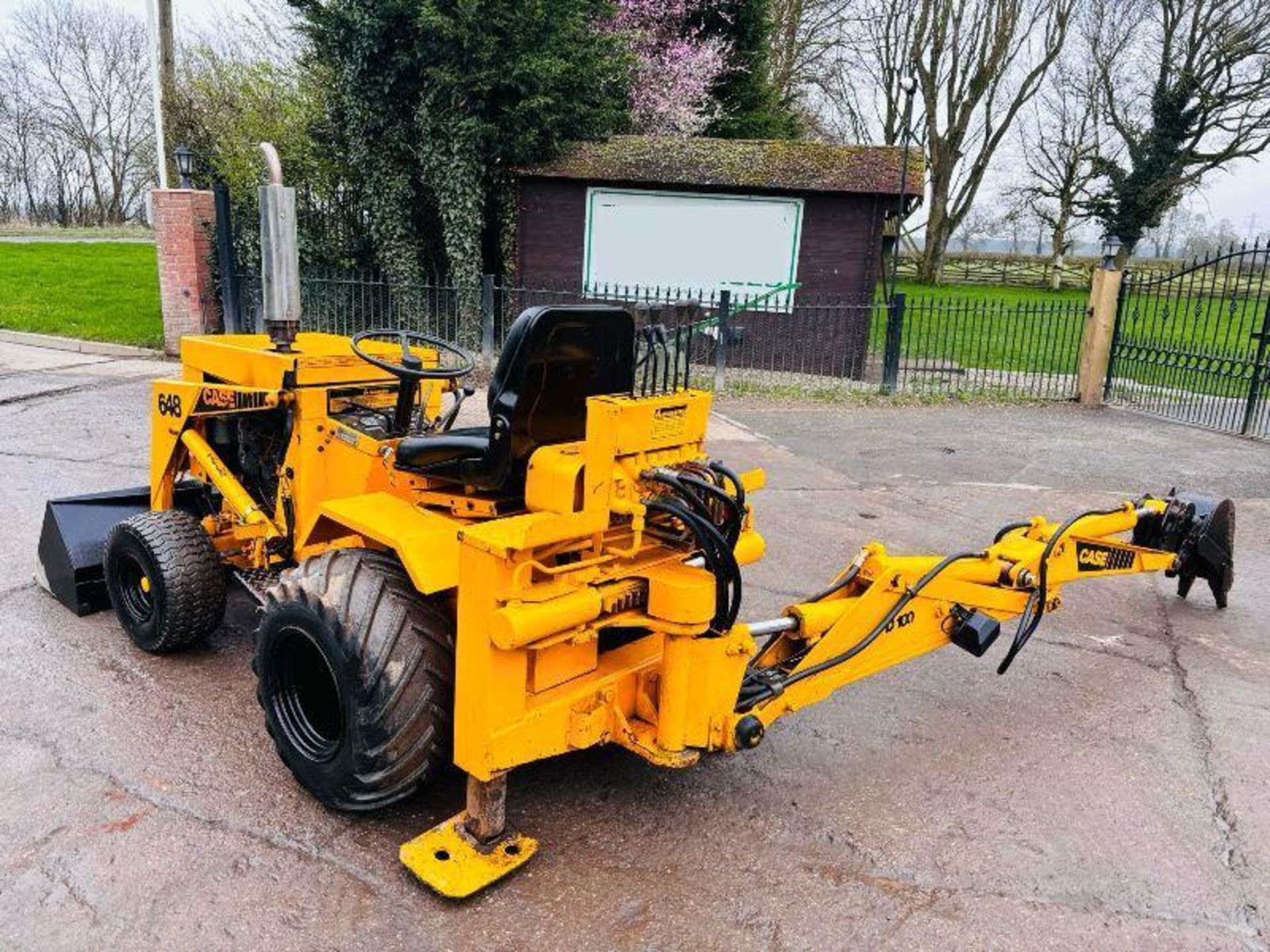 CASE 648 COMPACT BACKHOE DIGGER C/W 2 X BUCKETS - Image 2 of 16