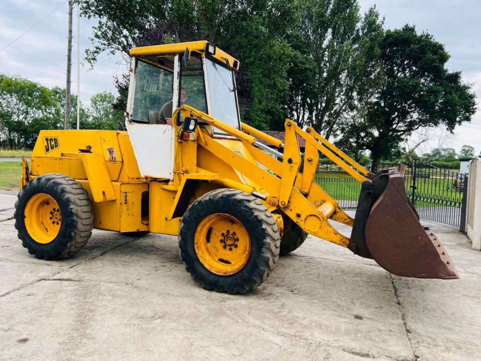 JCB 410 4WD LOADING SHOVEL C/W BUCKET - Image 7 of 14