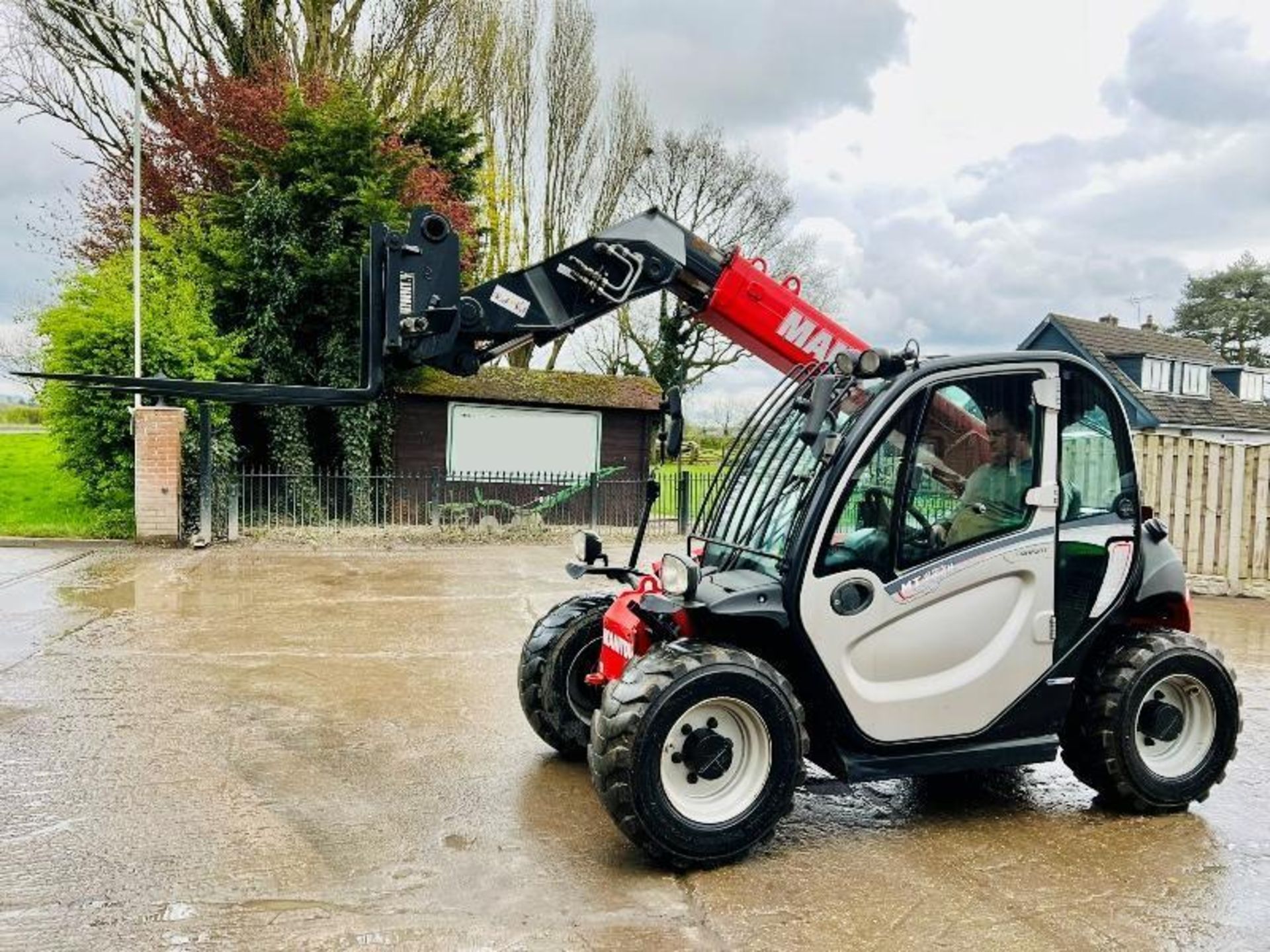 MANITOU MT420 COMFORT TURBO 4WD TELEHANDLER *YEAR 2018* C/W PALLET TINES