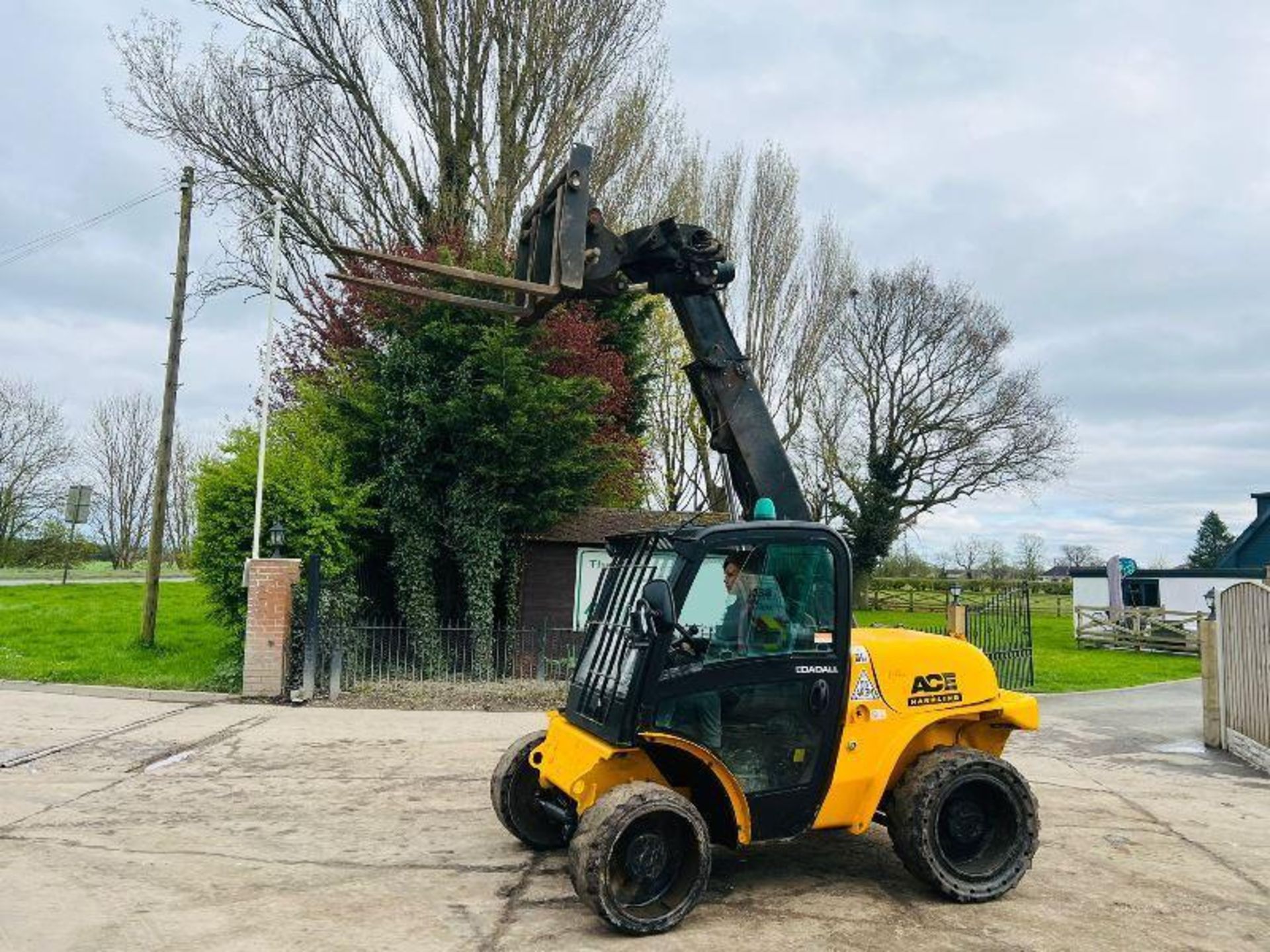 JCB 520-40 4WD TELEHANDLER *YEAR 2017* C/W PALLET TINES - Image 15 of 18