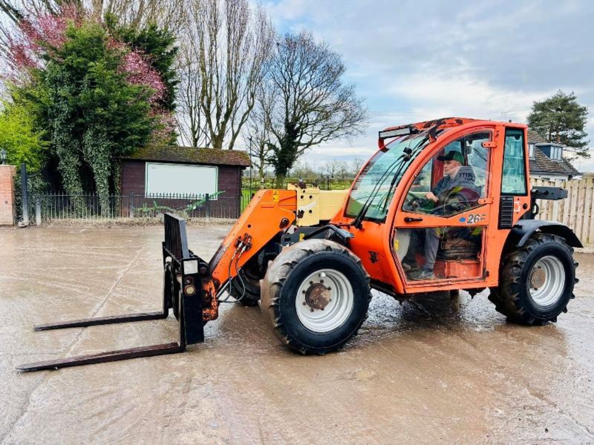 JLG 266 4WD TELEHANDLER *ROAD REGISTERED* C/W PALLET TINES - Image 15 of 15