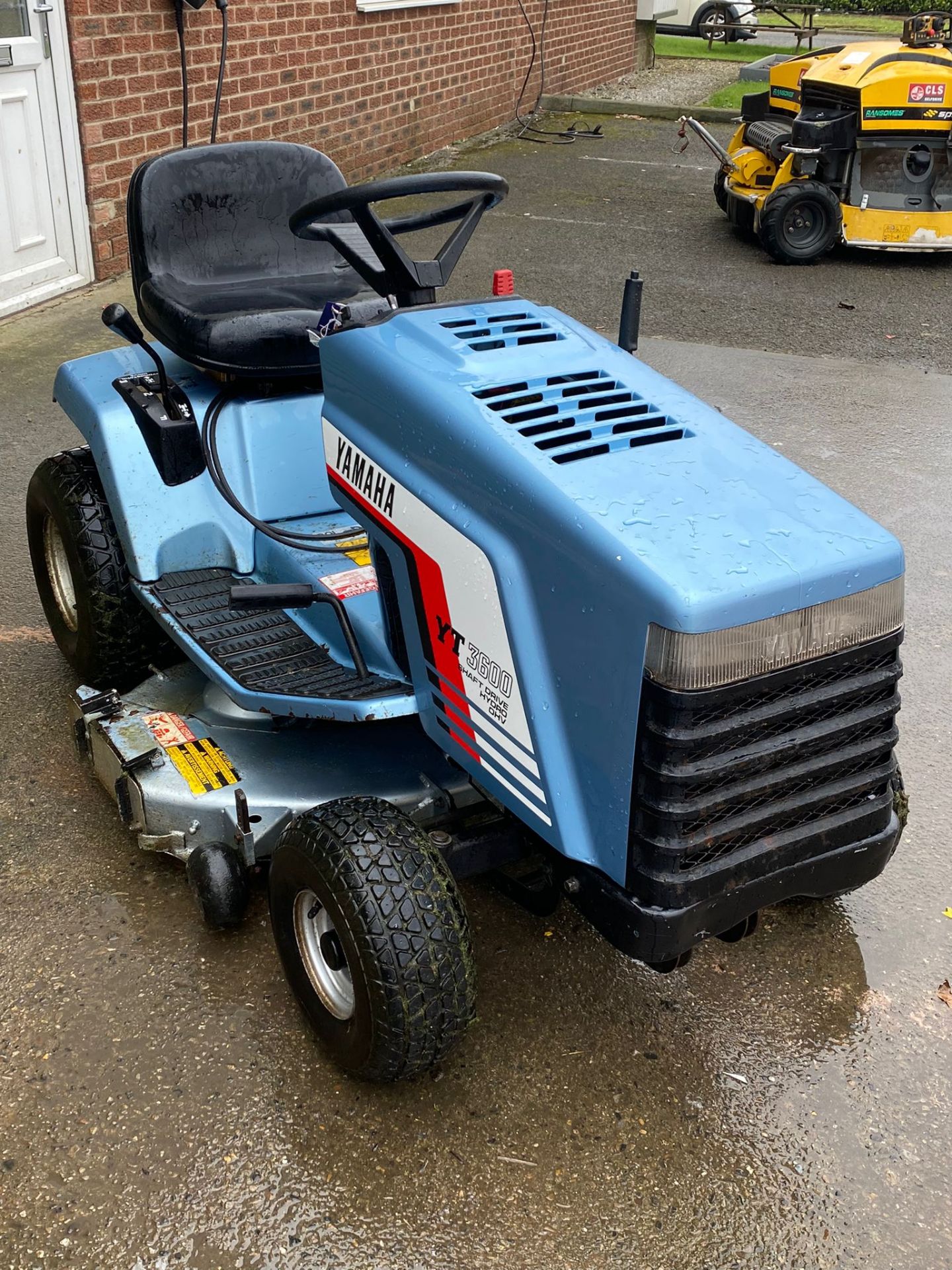 YAMAHA YT3600 RIDE ON MOWER VINTAGE WITH KEYS AND MANUAL - Image 3 of 5