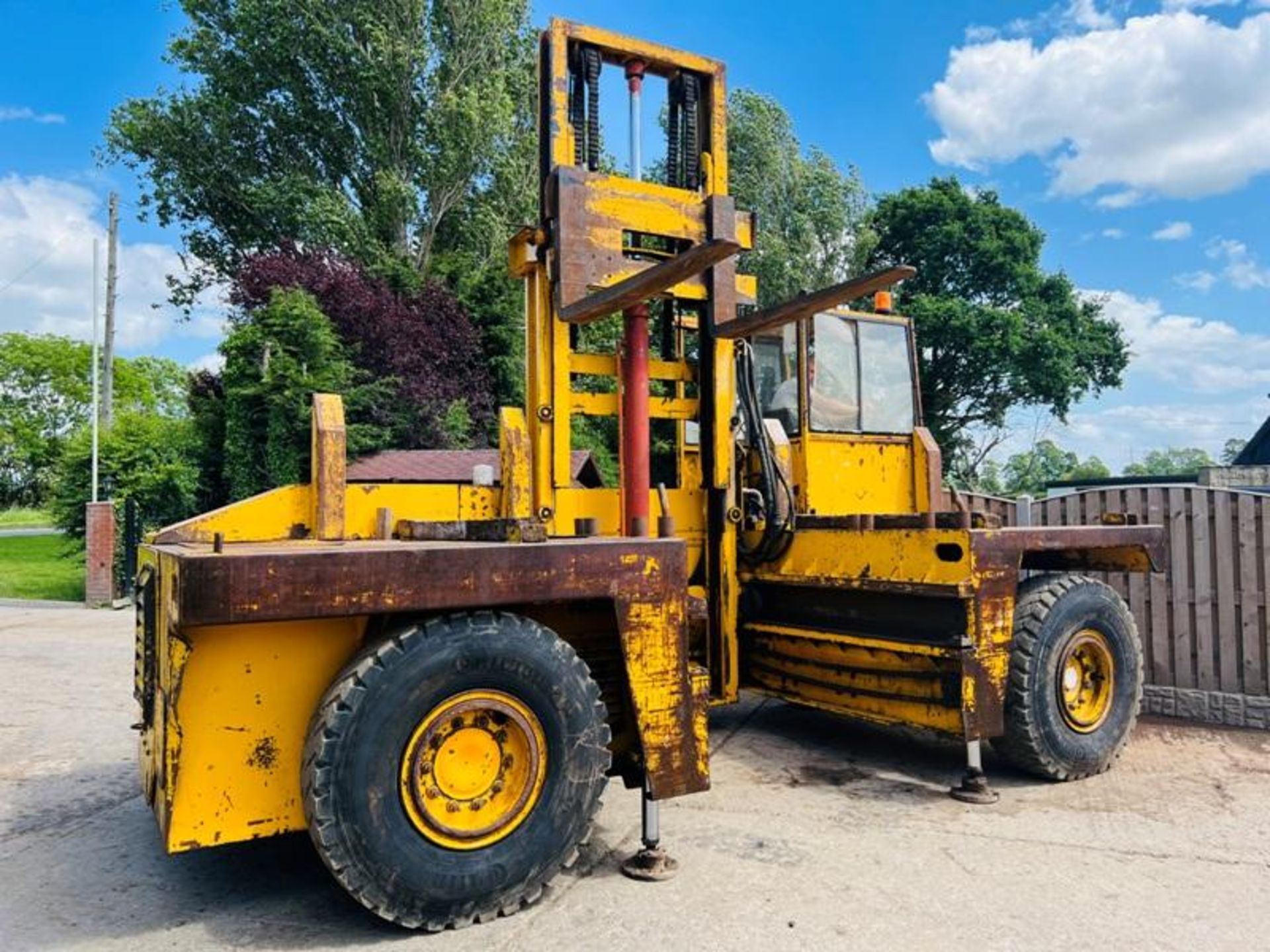 SSP SIDE LOAD DIESEL FORKLIFT C/W 2 X HYDRAULIC SUPPORT LEGS - Image 10 of 17