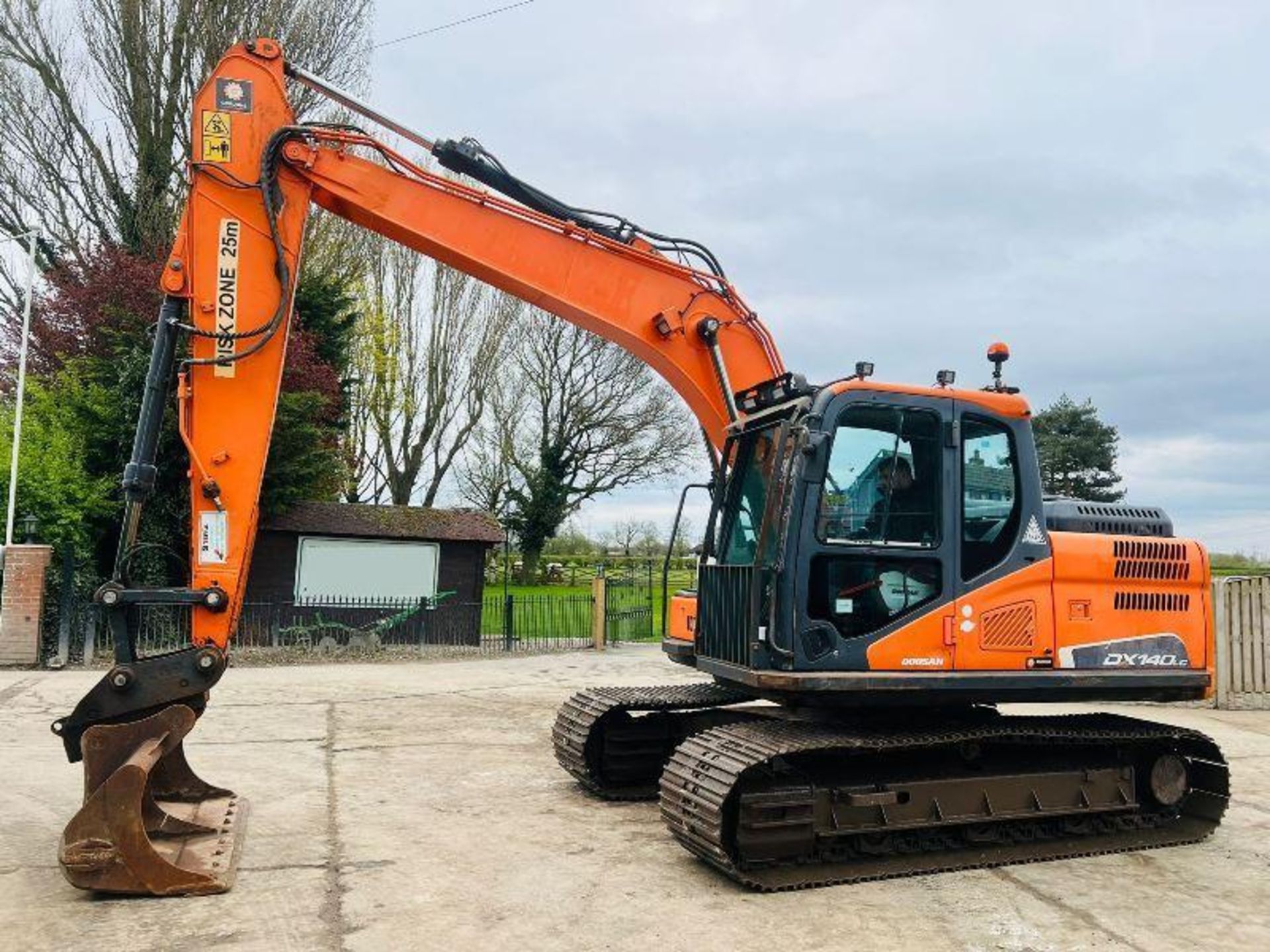 DOOSAN DX140LCR TRACKED EXCAVATOR *YEAR 2015* C/W QUICK HITCH & BUCKET