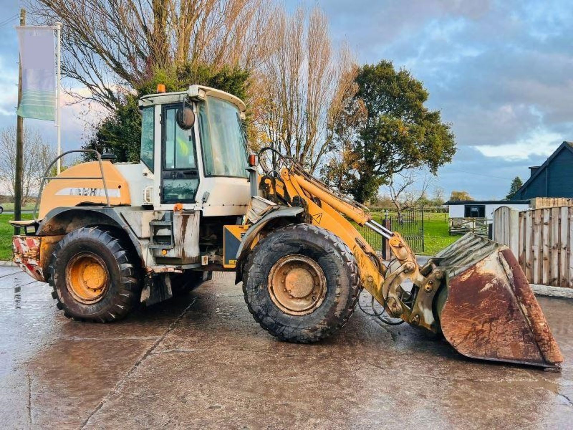 LIEBHERR L538 4WD LOADING SHOVEL C/W BUCKET