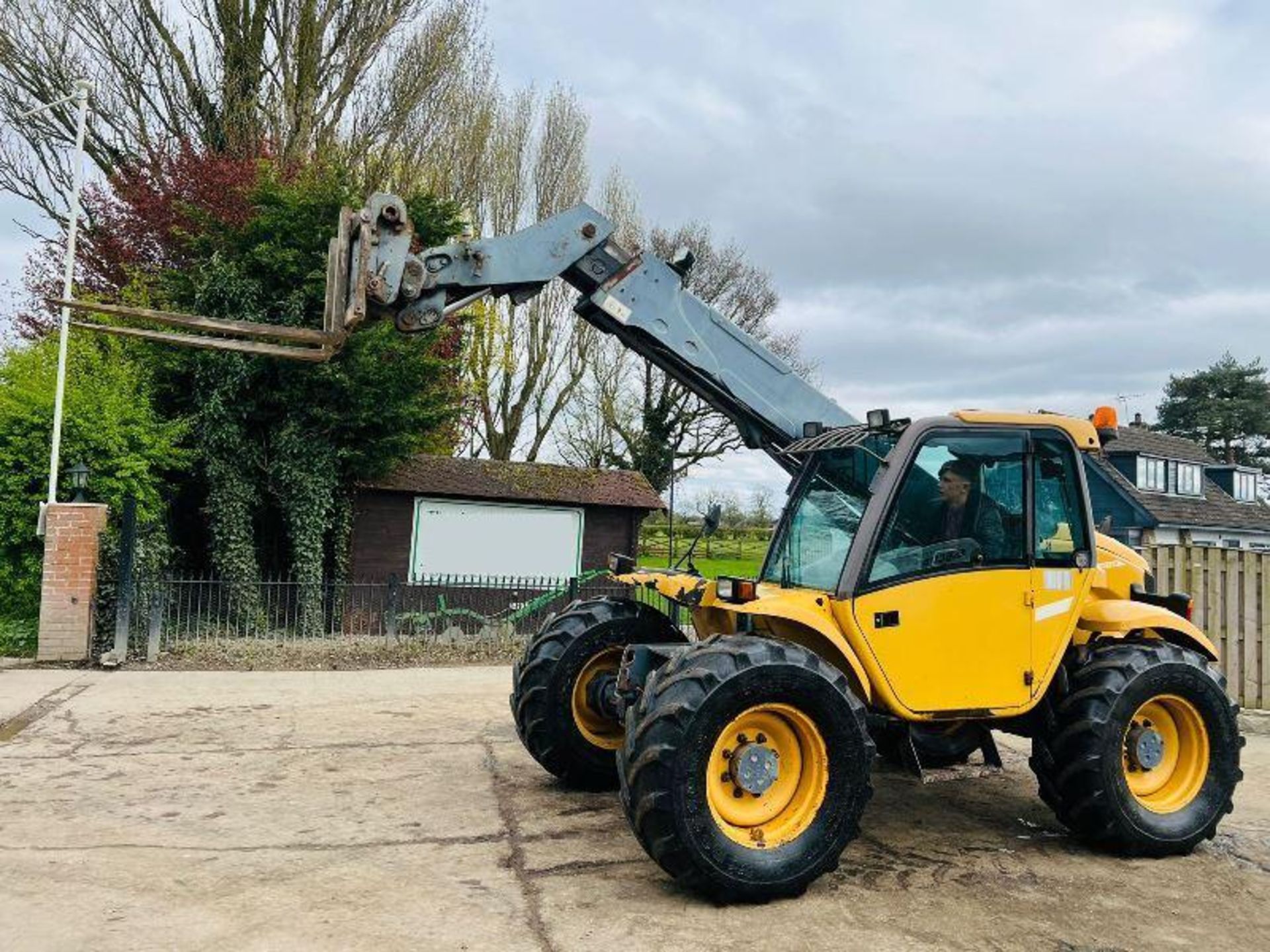 NEW HOLLAND LM430A 4WD TELEHANDLER C/W PALLET TINES