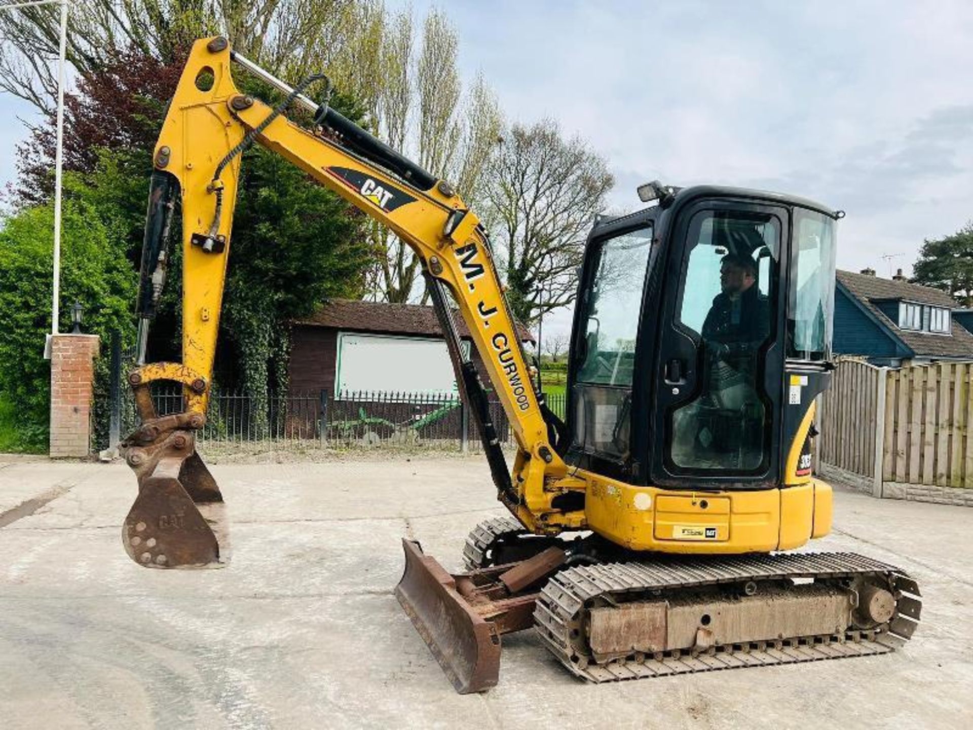 CATERPILLAR 302C TRACKED EXCAVATOR C/W QUICK HITCH & BUCKET 