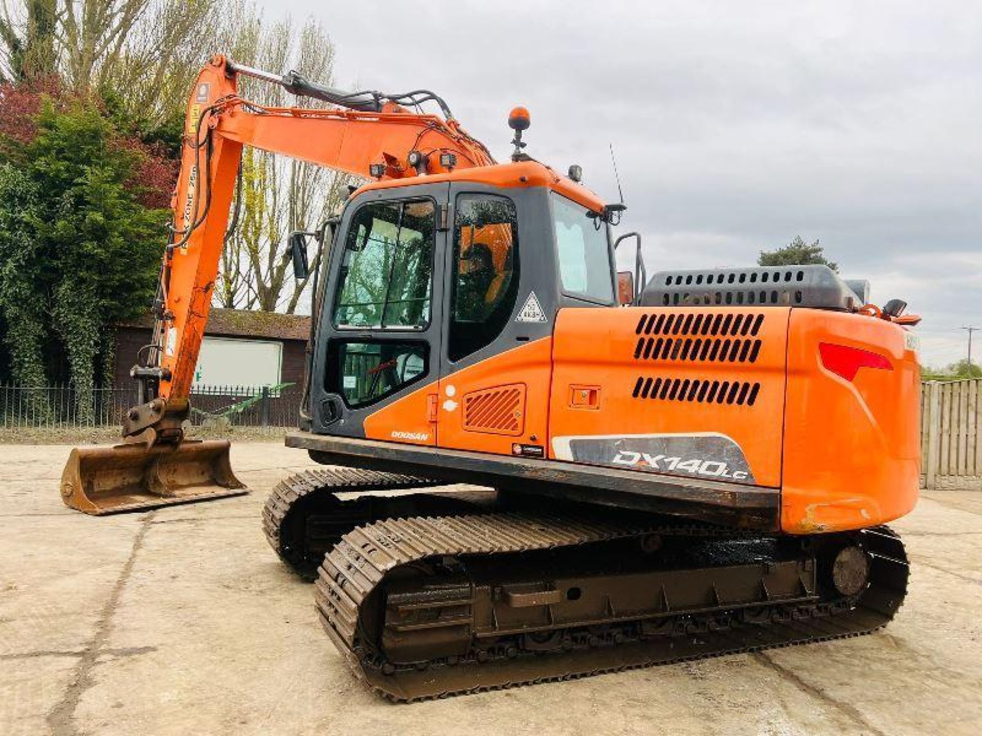 DOOSAN DX140LCR TRACKED EXCAVATOR *YEAR 2015* C/W QUICK HITCH & BUCKET - Image 2 of 19