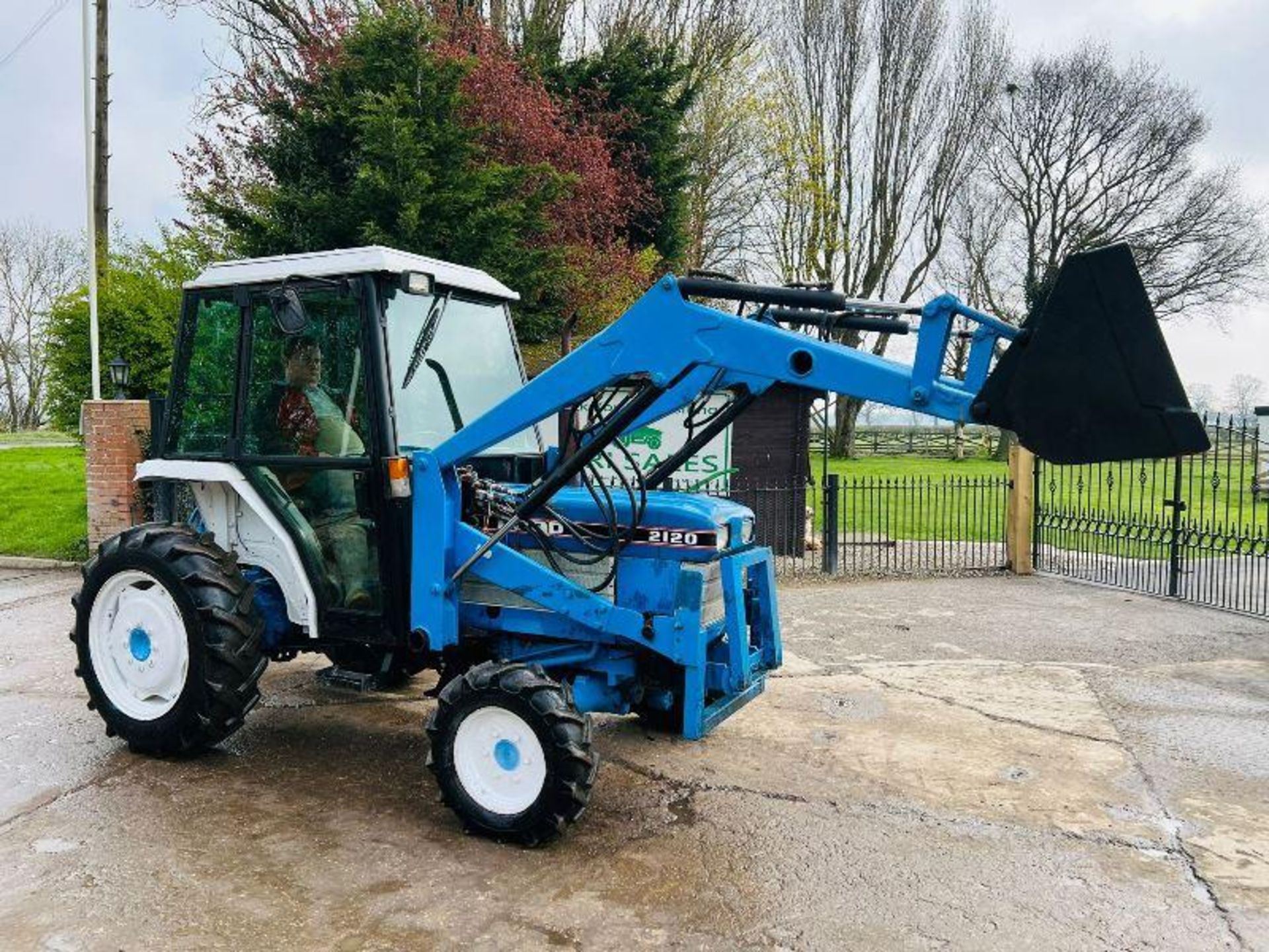 FORD 2120 4WD TRACTOR C/W FRONT LOADER AND BUCKET - Bild 13 aus 18