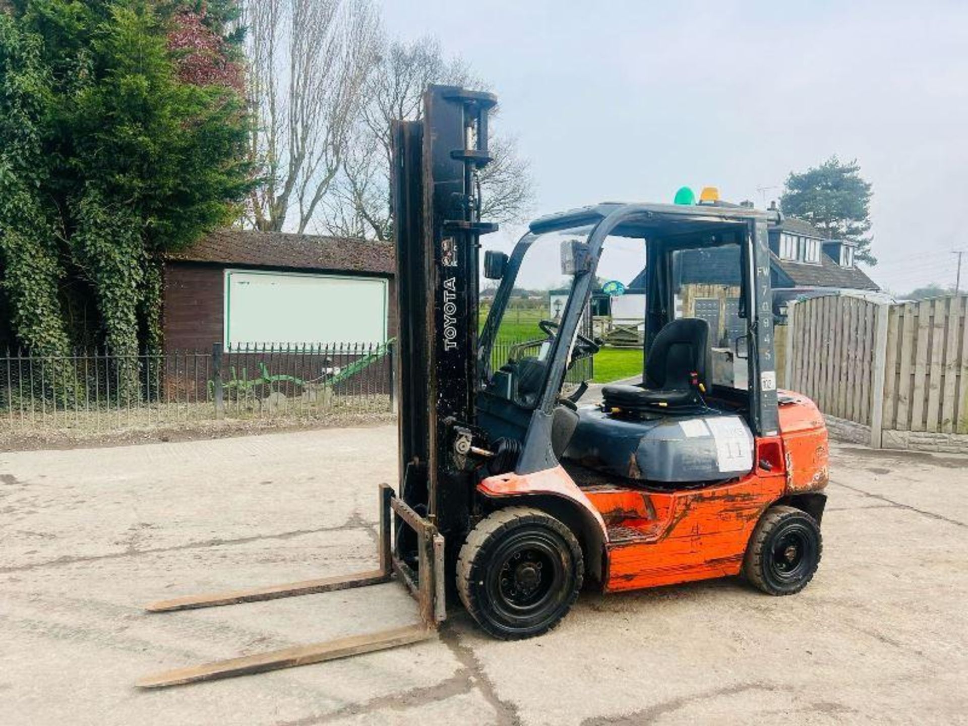 TOYOTA 25 DIESEL FORKLIFT C/W PALLET TINES