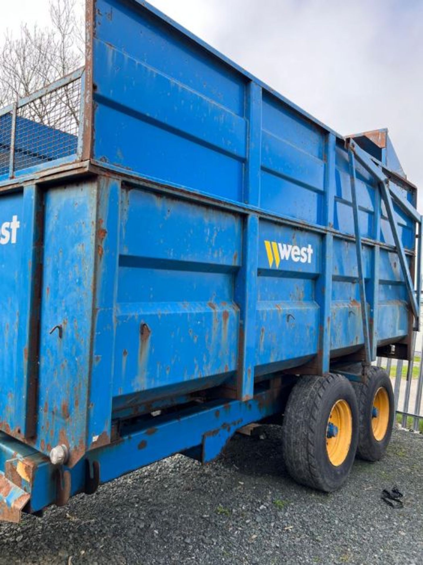 2006 WEST 10TON SILAGE TRAILER - DRAWBAR - AUTO DOOR - Image 14 of 15