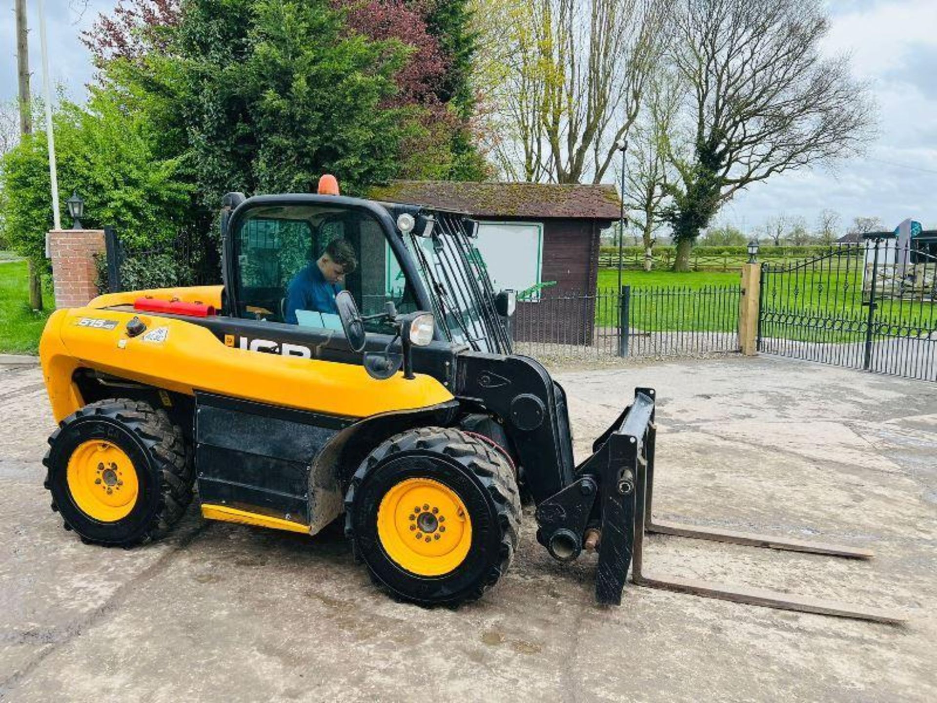 JCB 515-40 4WD TELEHANDLER C/W PALLET TINES