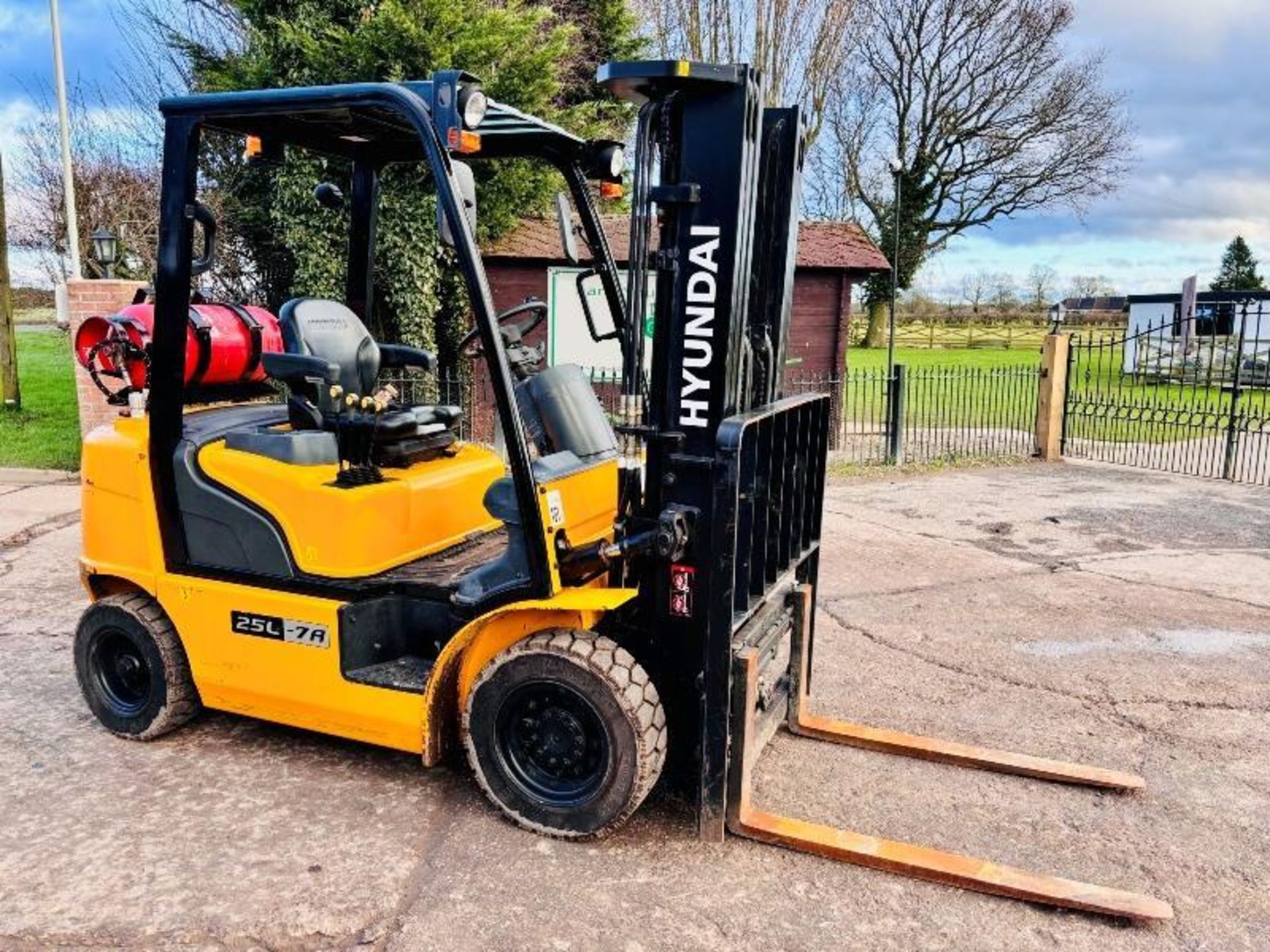 HYUNDAI 25L-7A CONTAINER SPEC FORKLIFT *YEAR 2018, 2172 HOURS* C/W SIDE SHIFT - Image 17 of 17