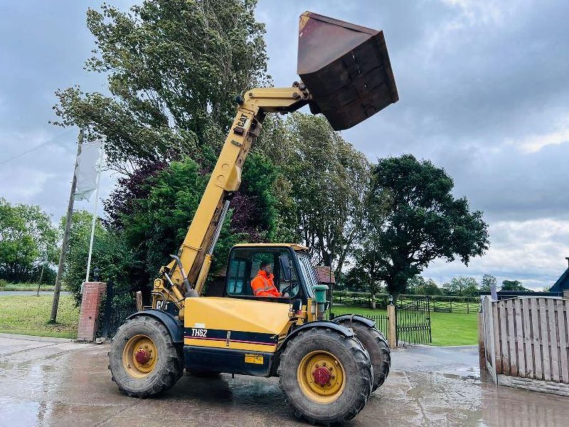 CATERPILLAR TH62 4WD TELEHANDLER *AG-SPEC* C/W PICK UP HITCH - Image 4 of 16