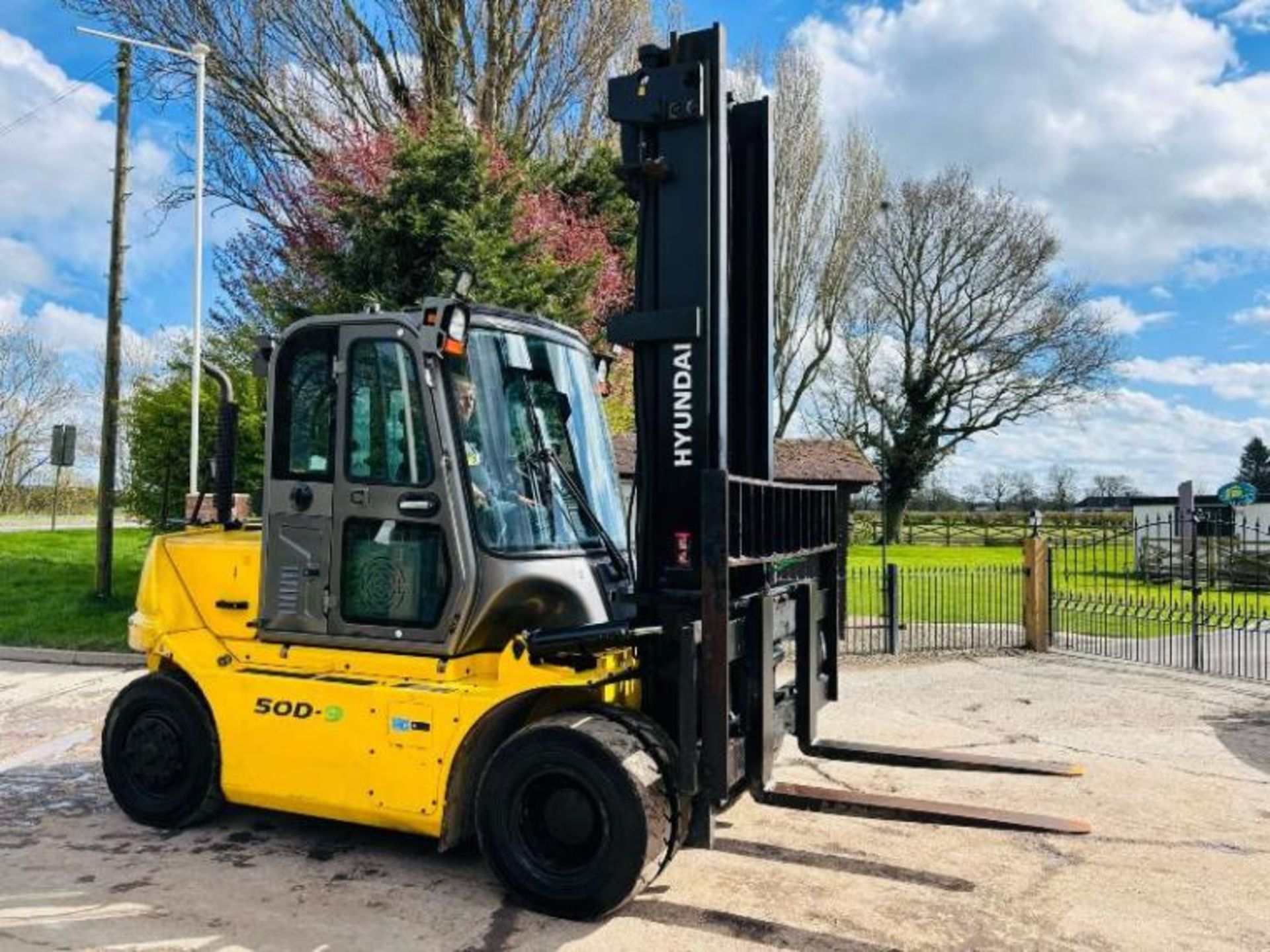 HYUNDAI 50D-9 DIESEL FORKLIFT *YEAR 2016, 5 TON LIFT* C/W SIDE SHIFT - Image 15 of 19