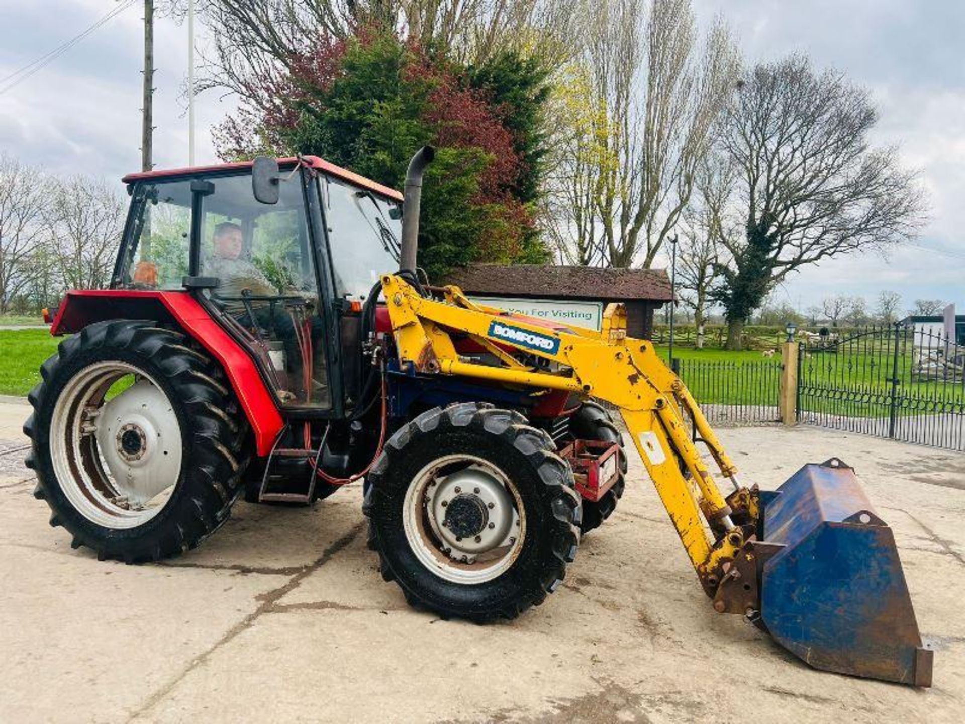 CASE 4240 4WD TRACTOR C/W FRONT LOADER, BUCKET & PALLET TINES - Image 3 of 17