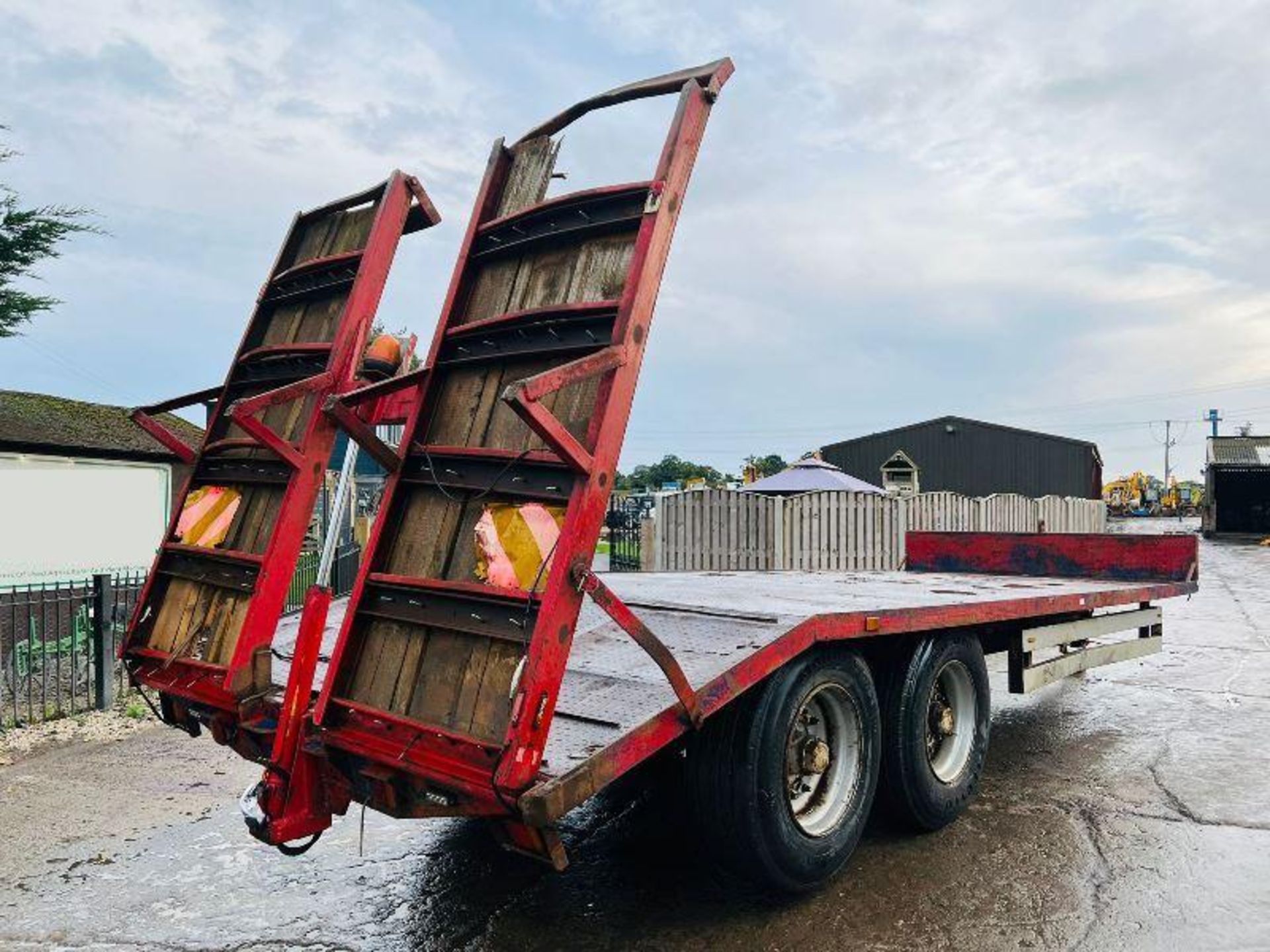 TWIN AXLE DRAG TRAILER C/W HYDRAULIC RAMPS - Image 6 of 9