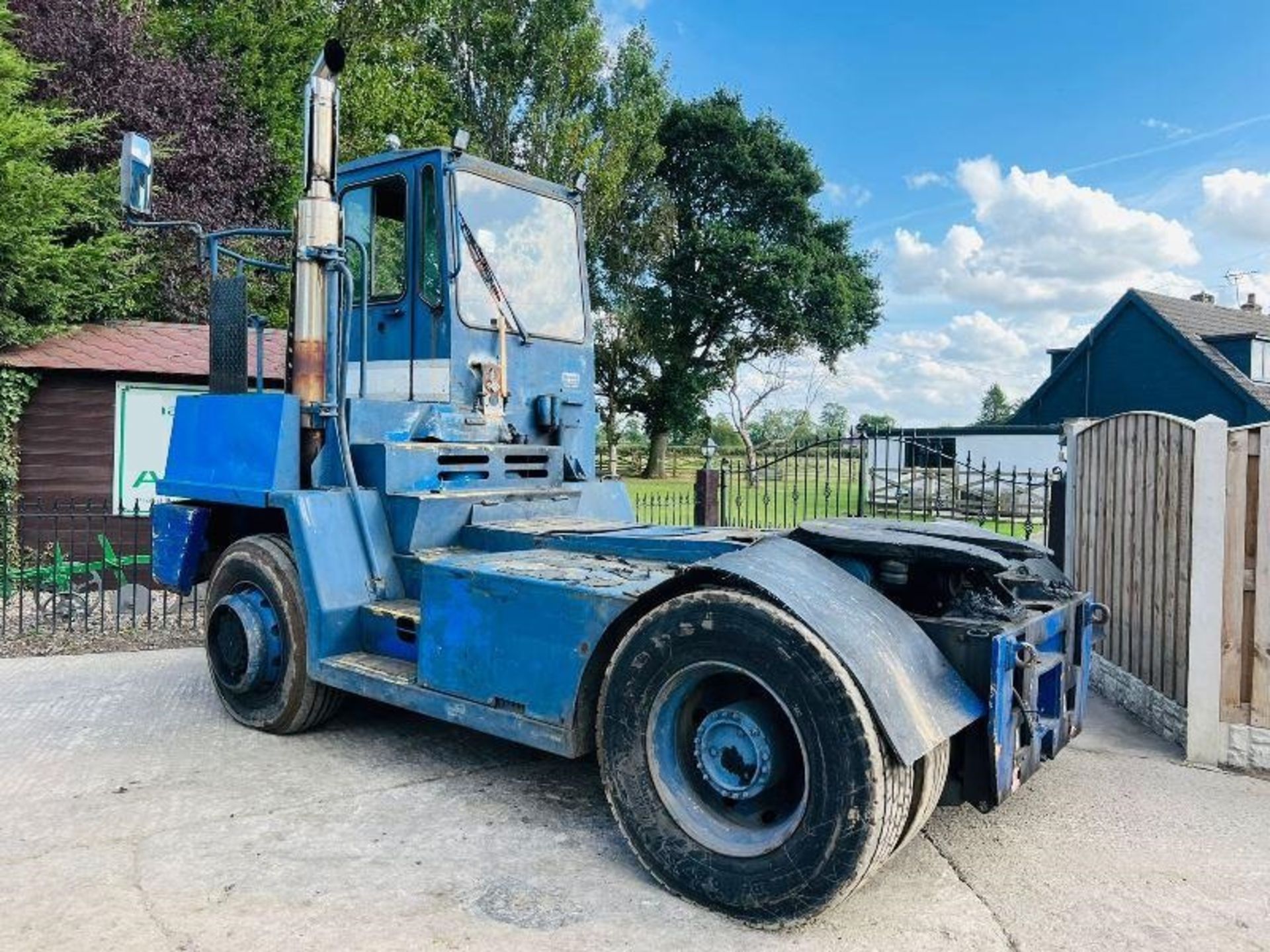 DOUGLAS 4WD TUG C/W HYDRAULIC FIFTH WHEEL - Image 9 of 17