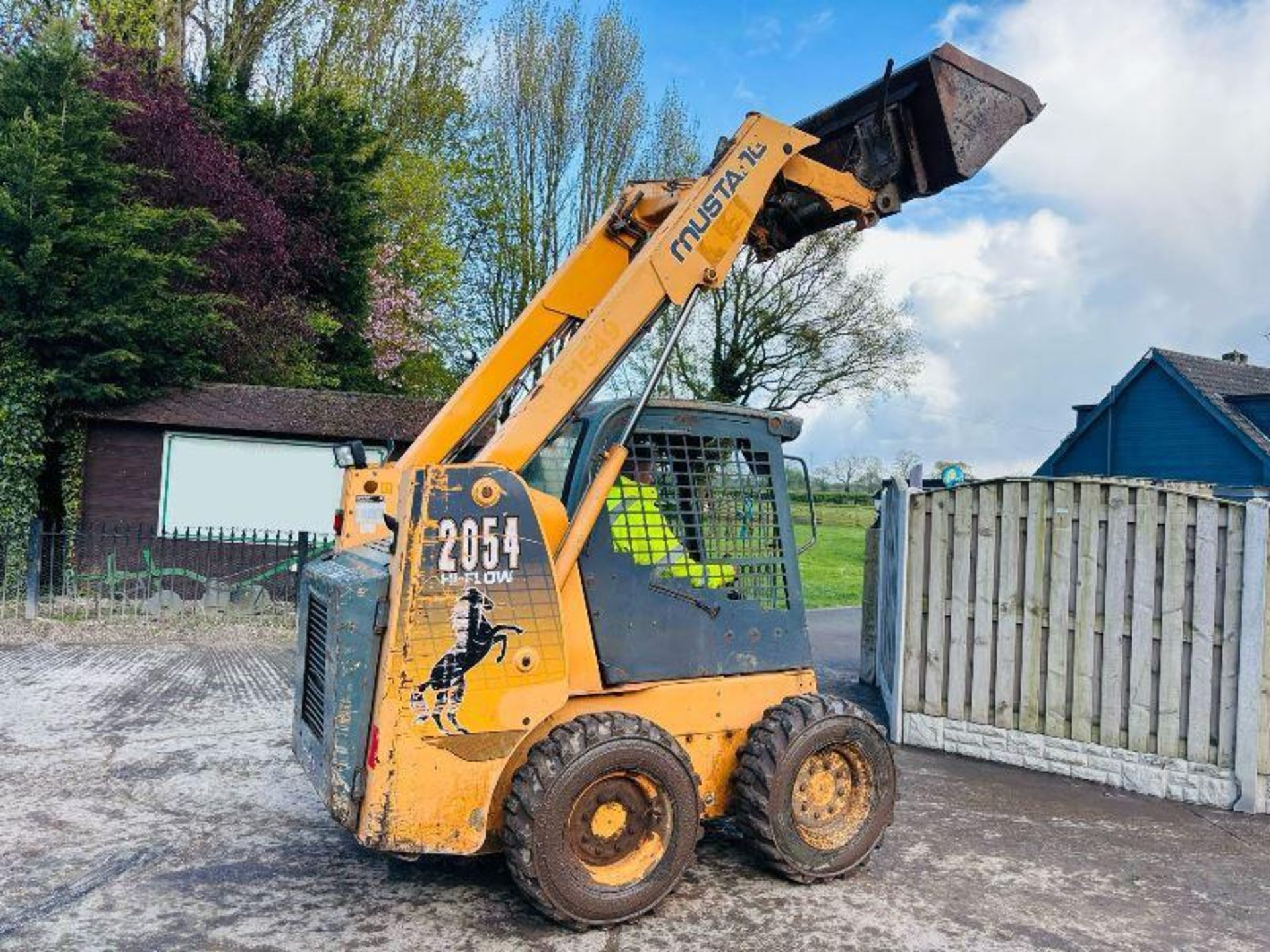 MUSTANG 2054 HI-FLOW SKIDSTEER C/W BUCKET  - Image 4 of 14