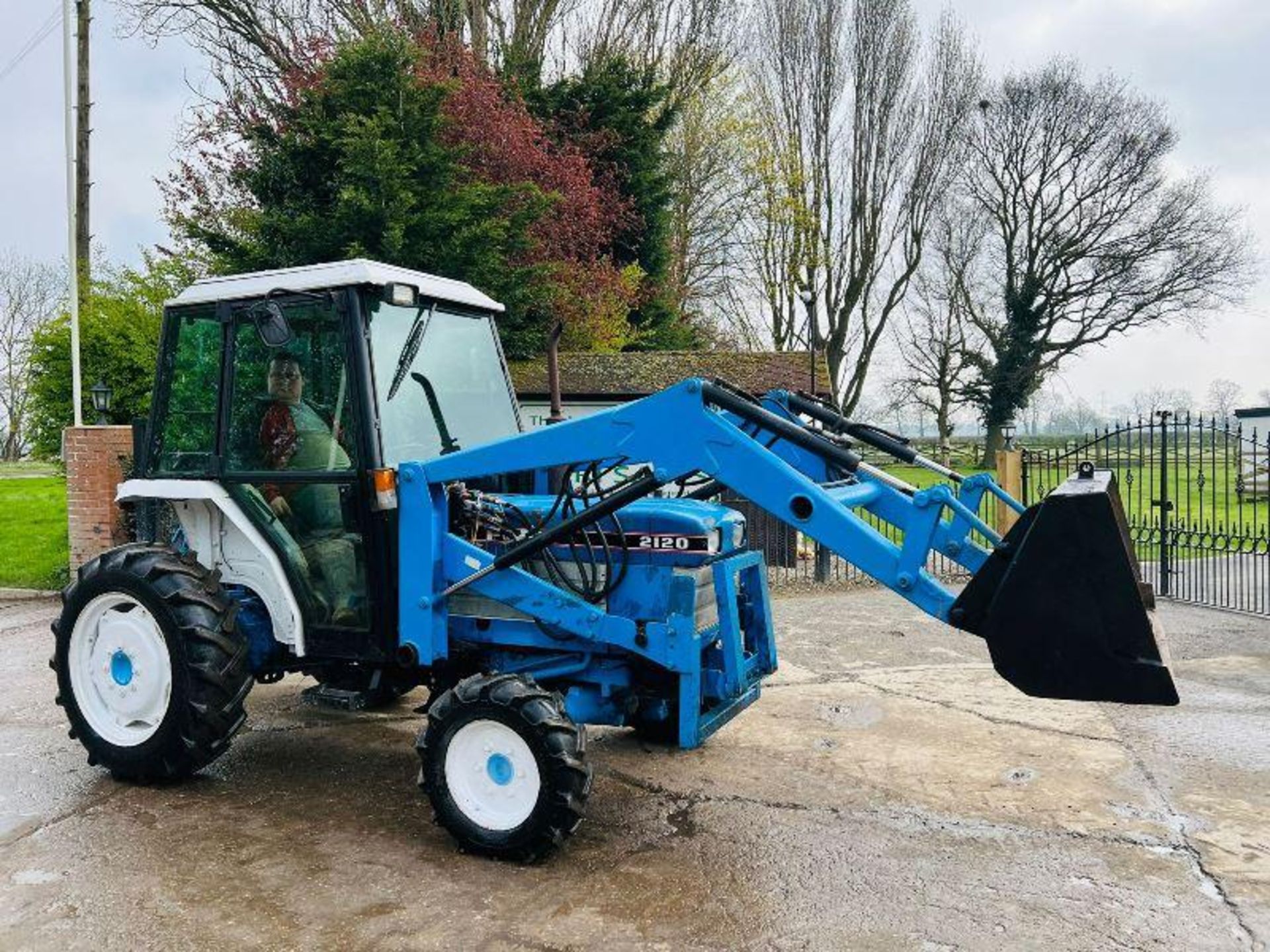 FORD 2120 4WD TRACTOR C/W FRONT LOADER AND BUCKET - Bild 9 aus 18